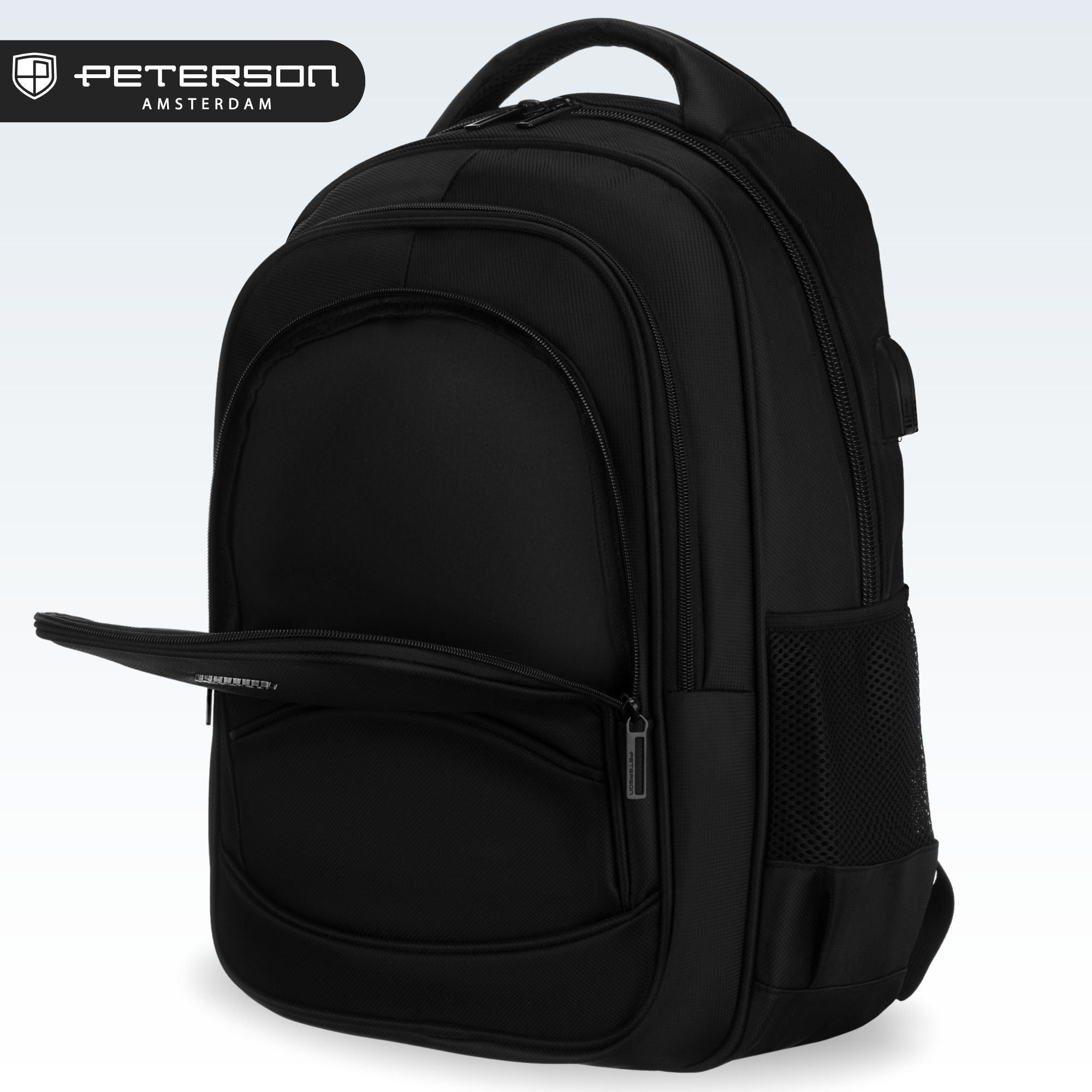 Czarny plecak z otwartą komorą i logo PETERSON AMSTERDAM.