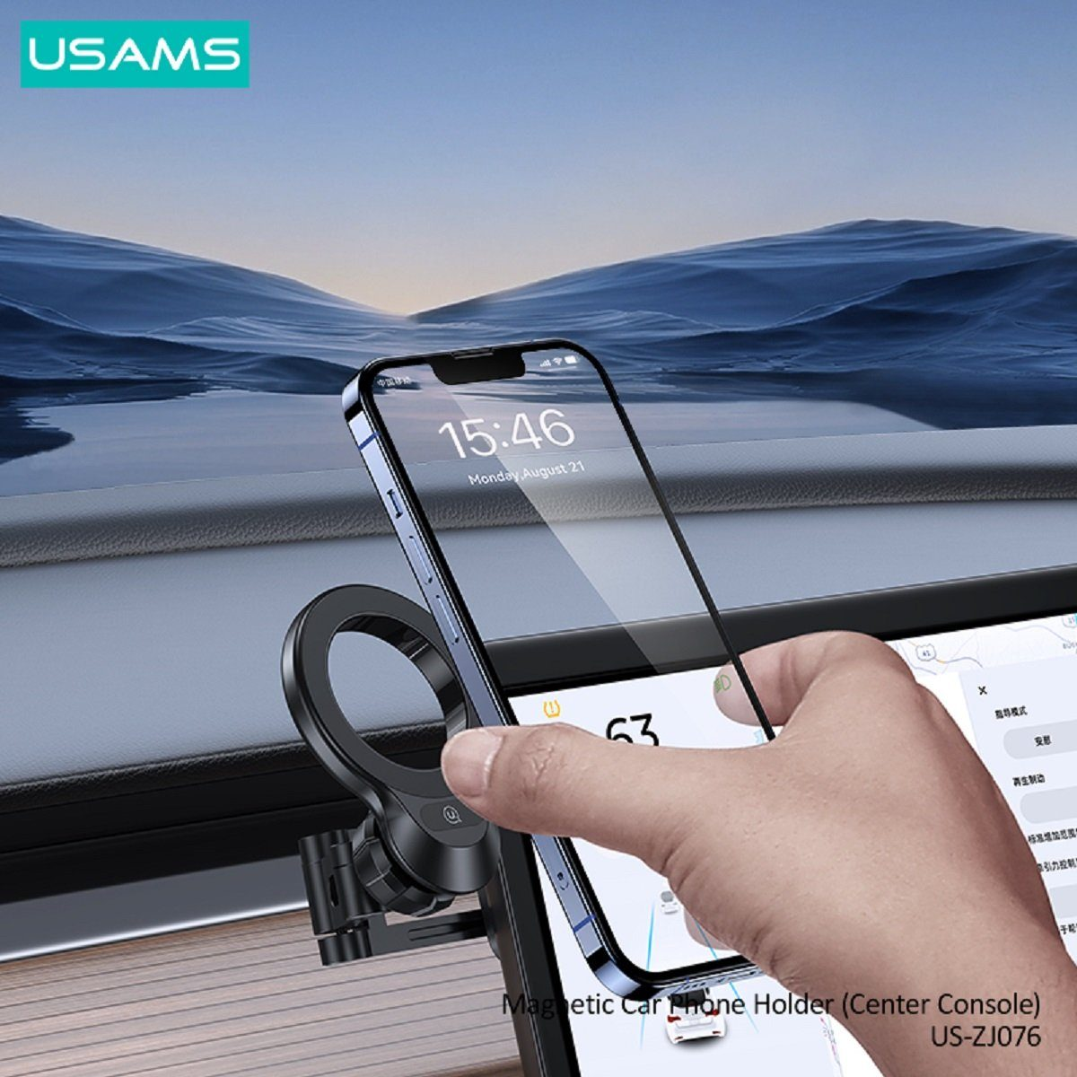 iPhone su supporto auto magnetico mostra ore 15:46, cruscotto auto davanti, oceano sfondo.
