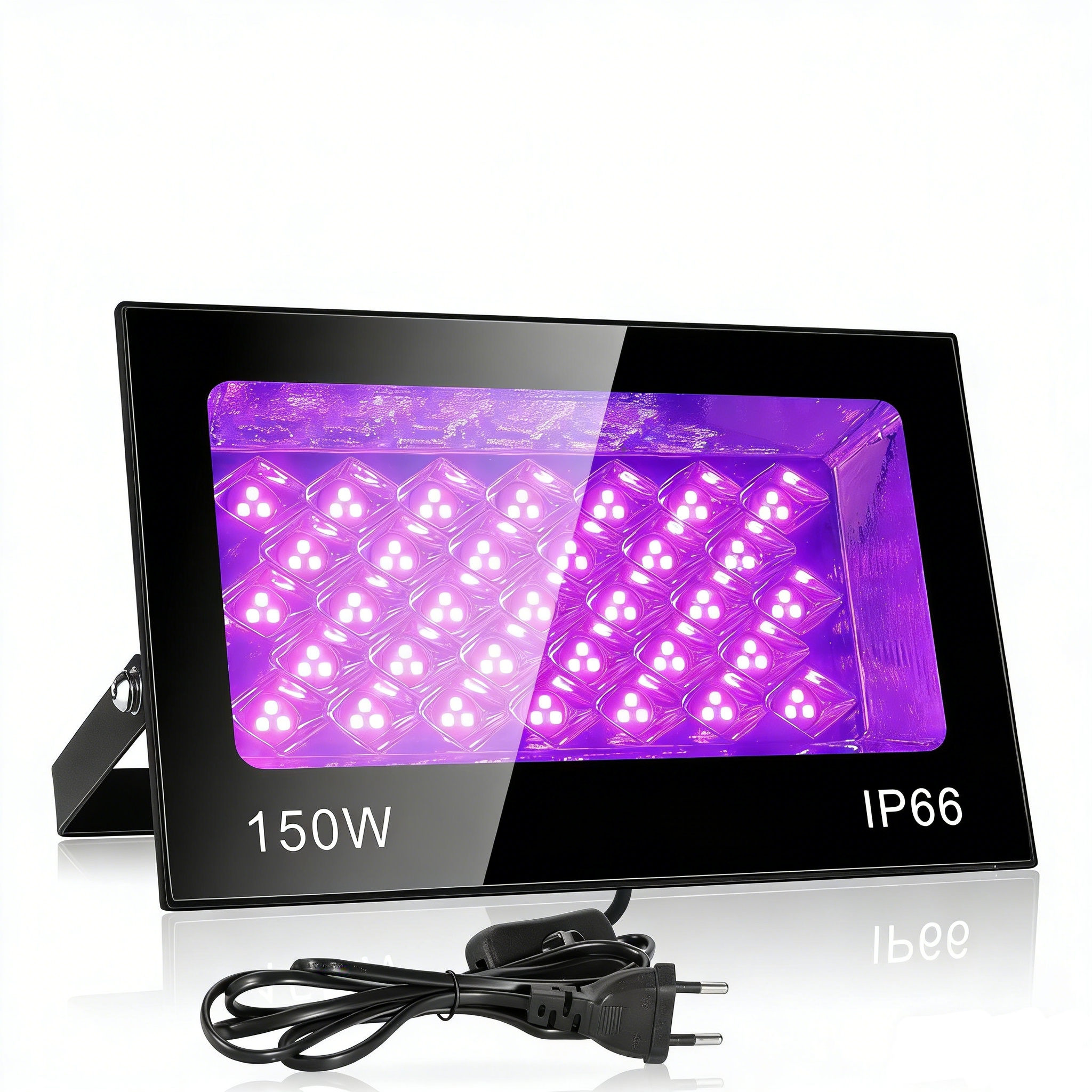 Ein schwarzer 150W UV-Flutlichtstrahler mit IP66-Schutz, lila LEDs und Kabel mit Stecker.
