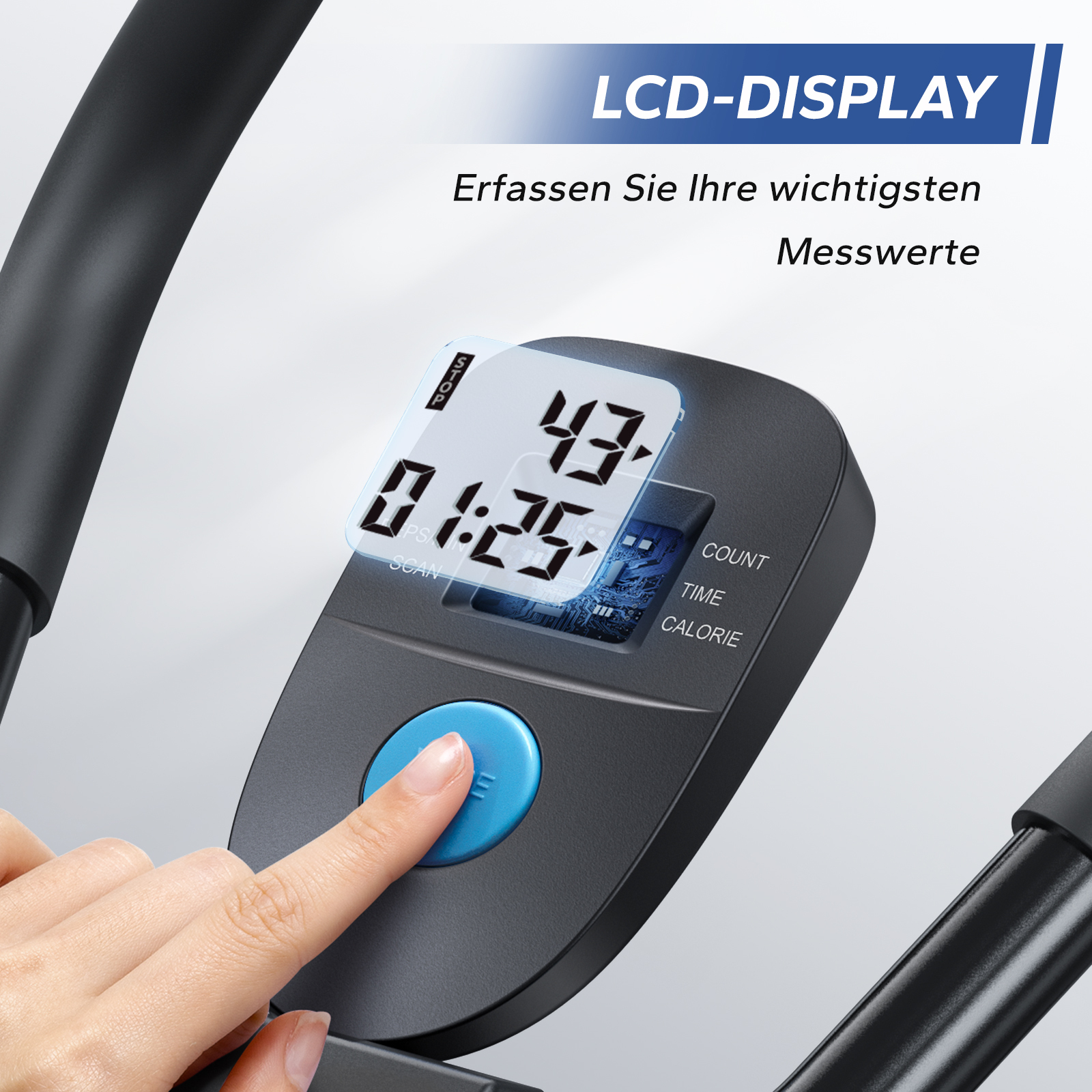 Ein Finger drückt auf einen blauen Knopf auf dem Display einer Fitnessmaschine.