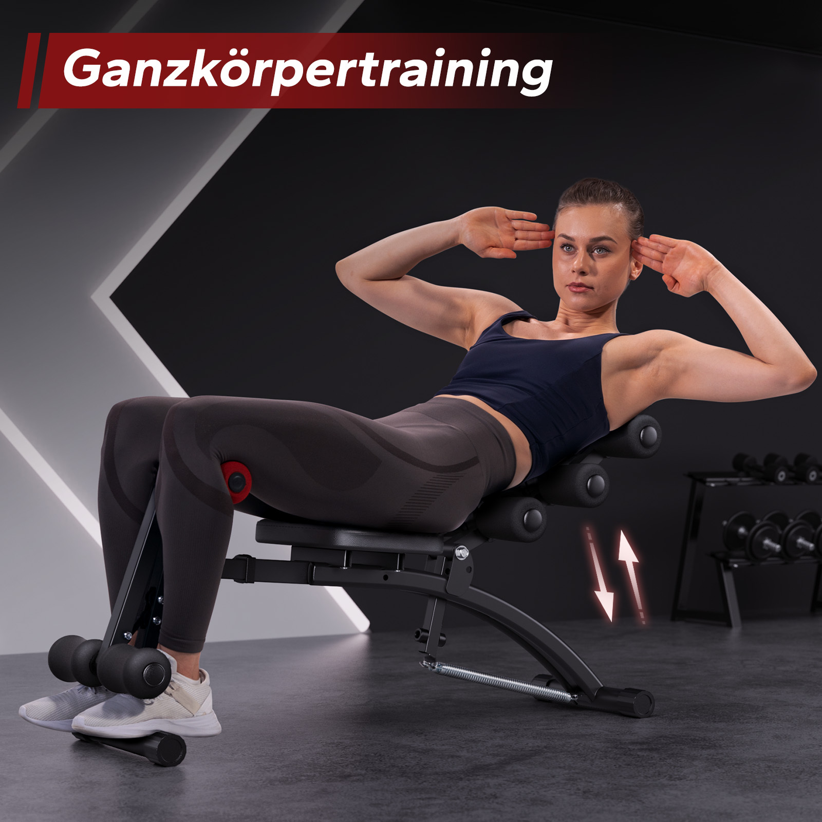 Eine Frau macht Crunches auf einer Hantelbank in einem Fitnessstudio.