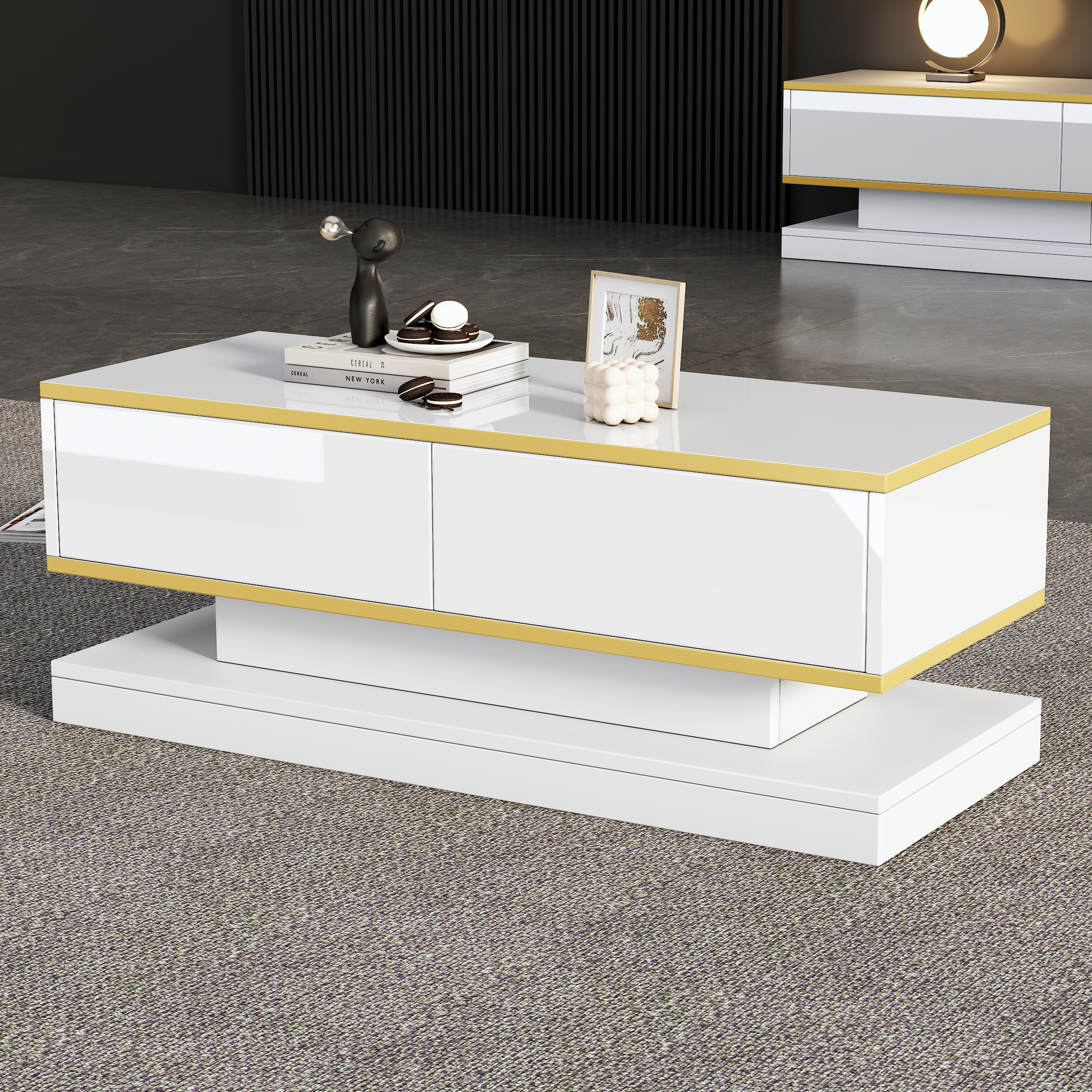 Ein moderner weißer Couchtisch mit goldenen Akzenten steht auf einem grauen Teppich.