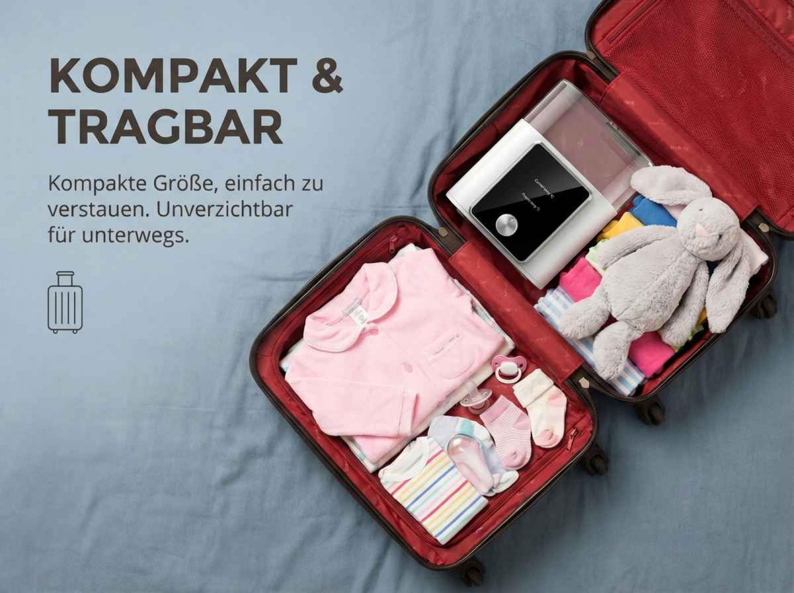 Ein offener Koffer mit Babykleidung, Socken, Schnullern und einem Plüschhasen.