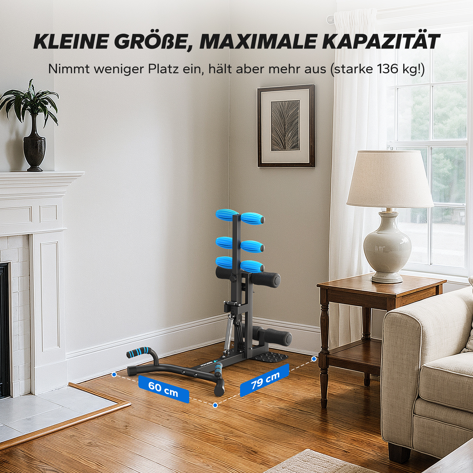 Ein Heimtrainingsgerät mit blauen Rollen und schwarzen Griffen steht auf einem Holzboden.