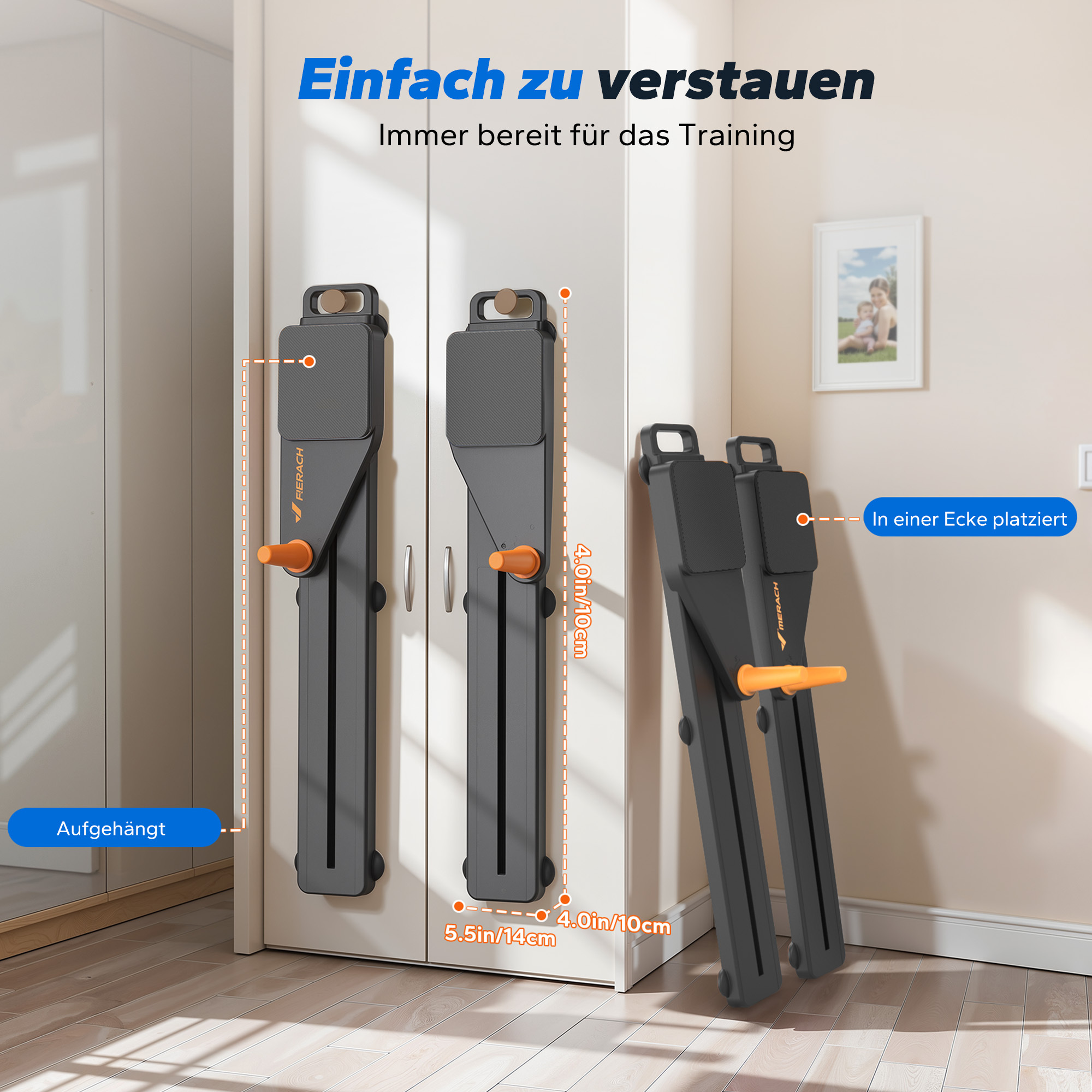 Zwei graue Fitnessgeräte hängen an einer weißen Tür, eines steht in der Ecke.
