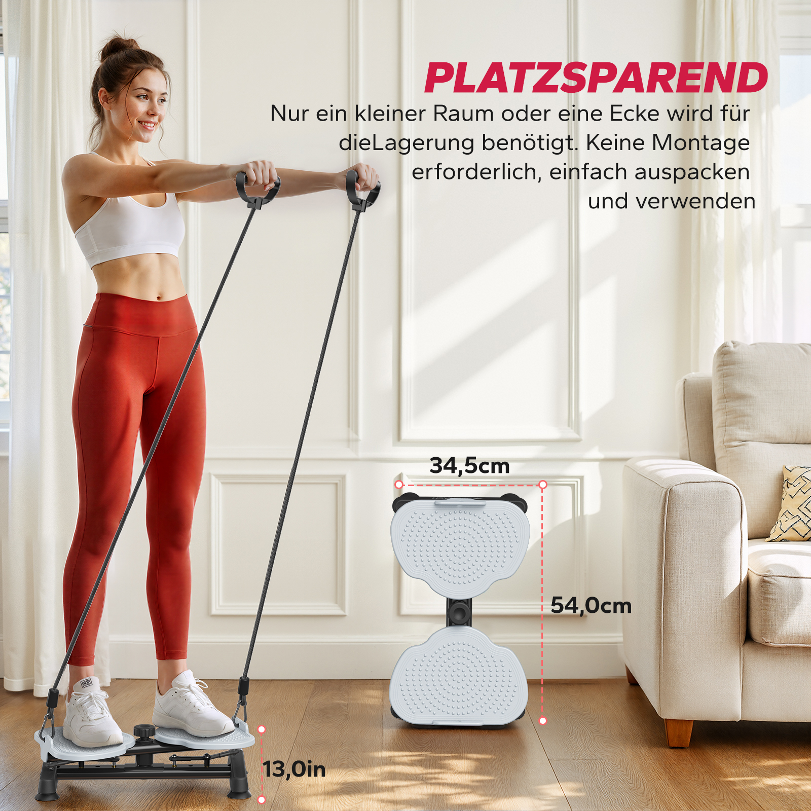 Eine Frau trainiert mit einem Stepper und Widerstandsbändern im Wohnzimmer.