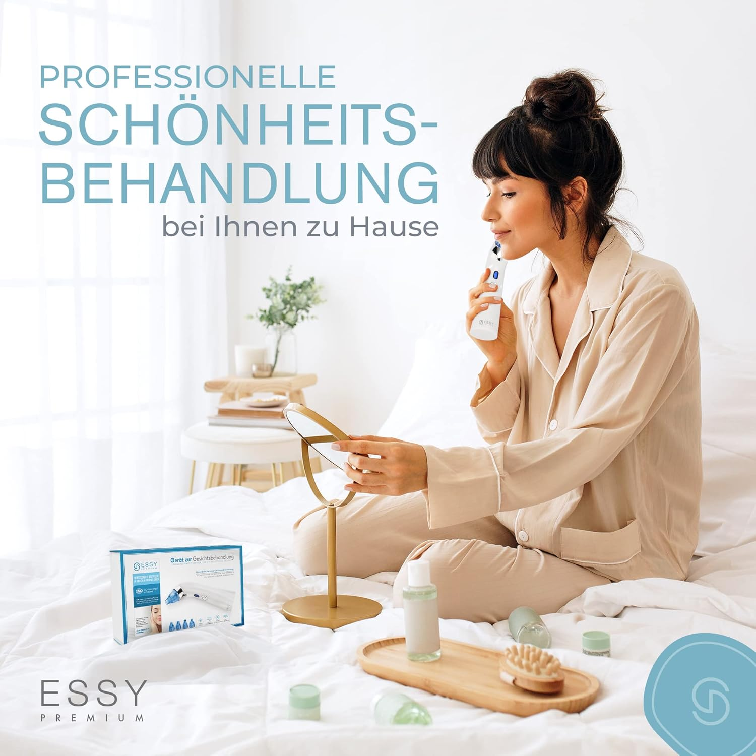 Eine Frau in einem Pyjama benutzt ein Hautpflegegerät im Bett.