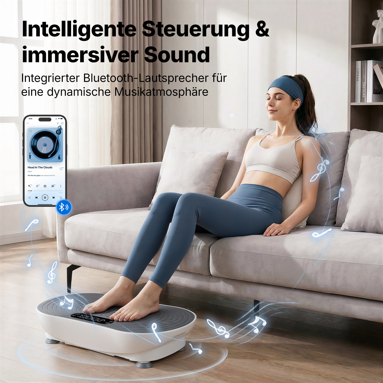 Frau sitzt auf Sofa, Füße auf Vibrationsplatte, Musiknoten schweben.