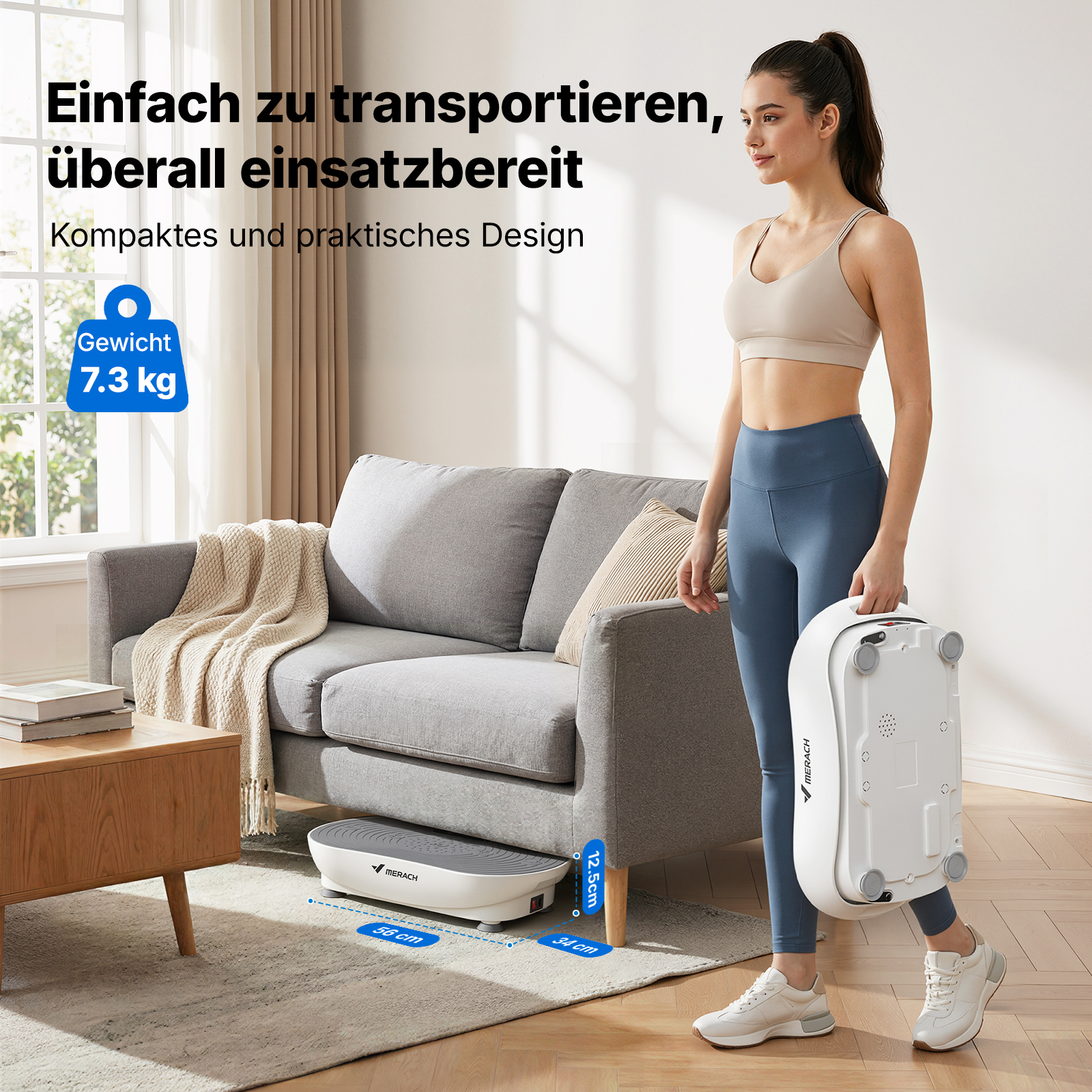 Frau hält ein weißes Trainingsgerät, ein zweites steht auf dem Boden neben einem Sofa.