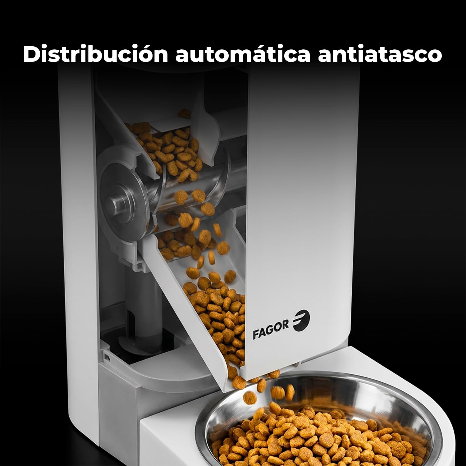 Un dispensador de comida para mascotas vierte pienso marrón en un cuenco metálico.