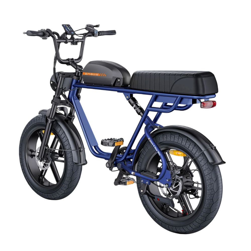 Una e-bike azul con neumáticos anchos, asiento negro y portaequipajes.