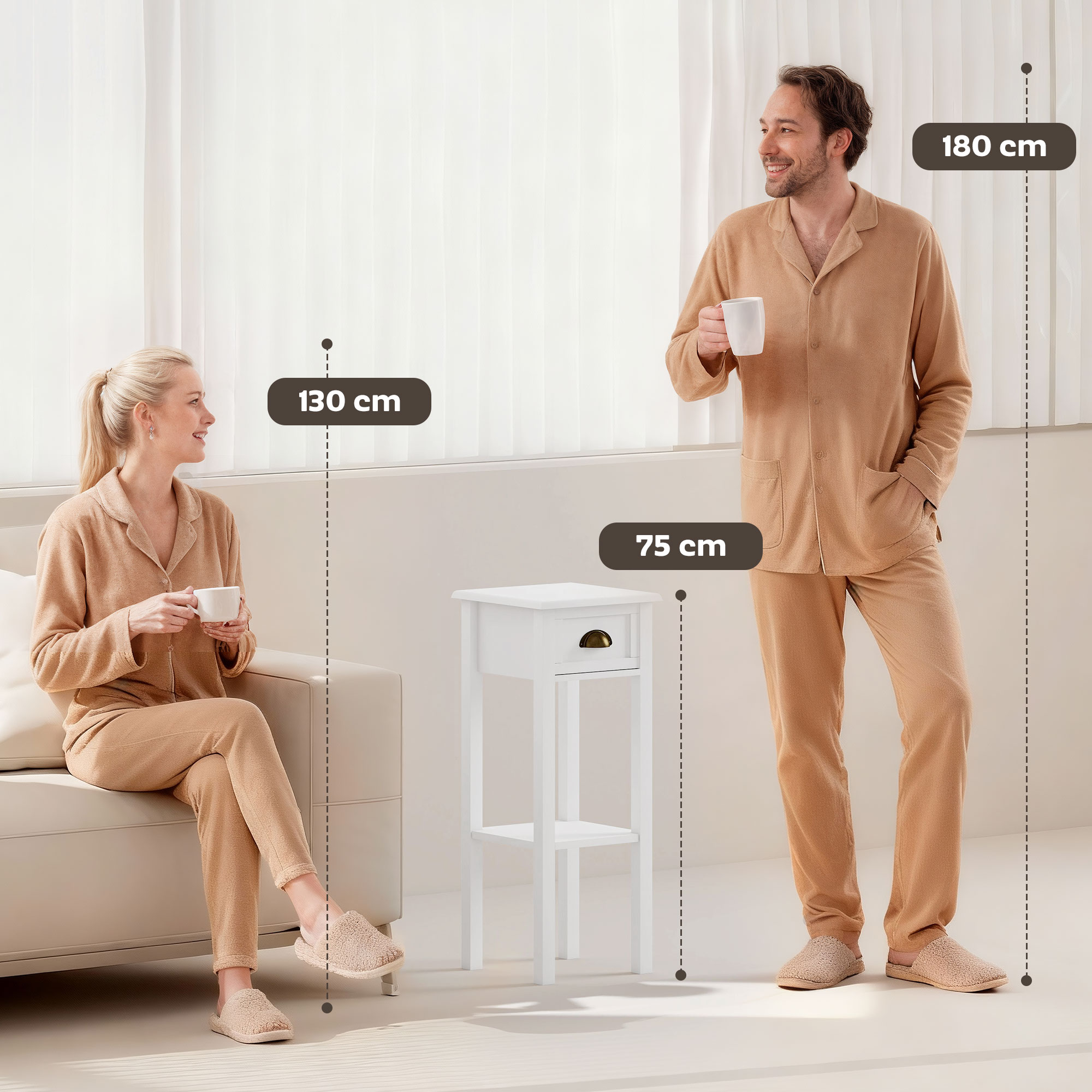 Hombre y mujer en pijama bebiendo café junto a una mesita de noche blanca.