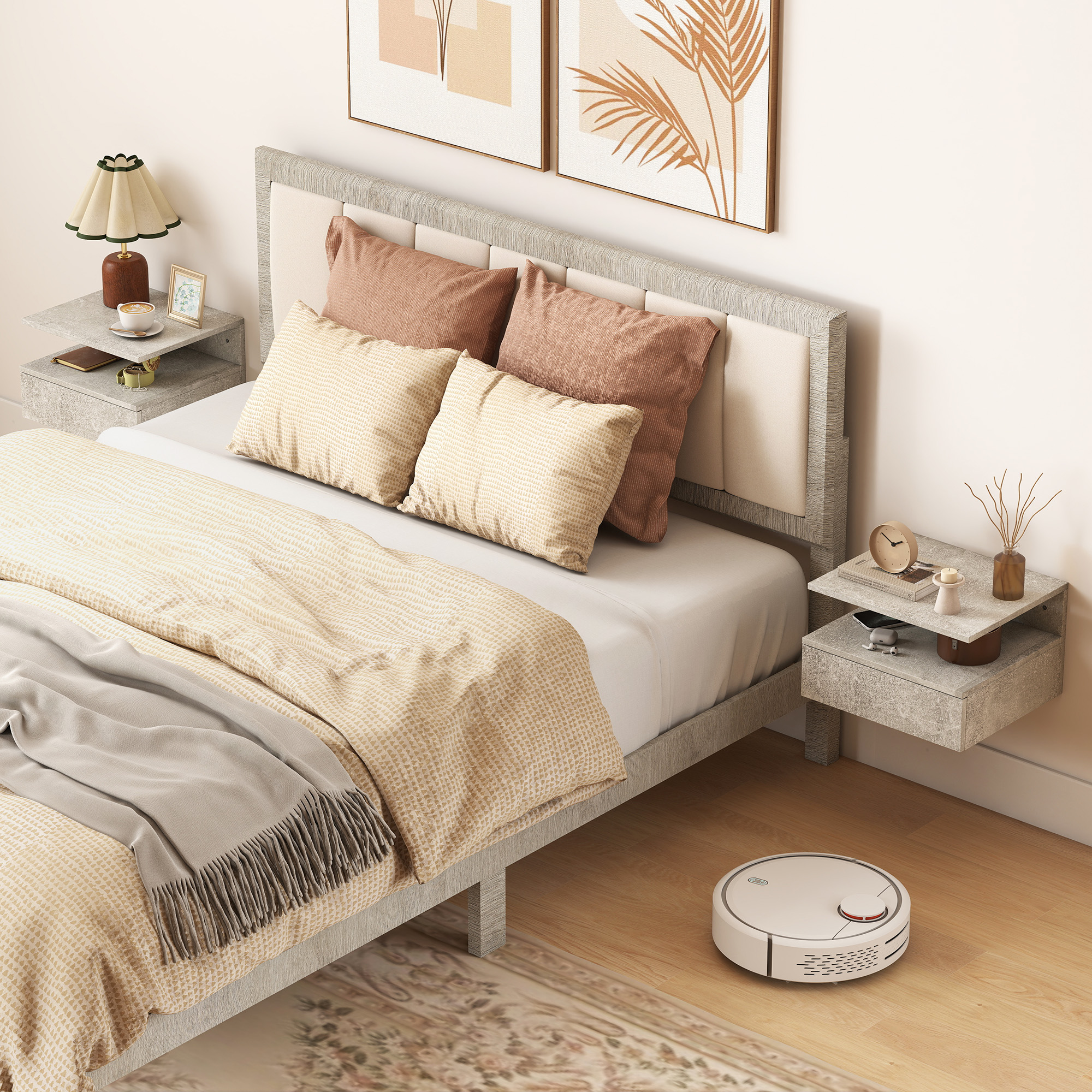 Un robot aspirapolvere bianco rotondo pulisce il pavimento in legno accanto a un letto.