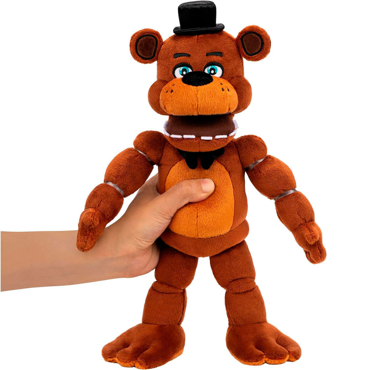 Un oso de peluche marrón con sombrero de copa negro y pajarita lo sostiene una mano.