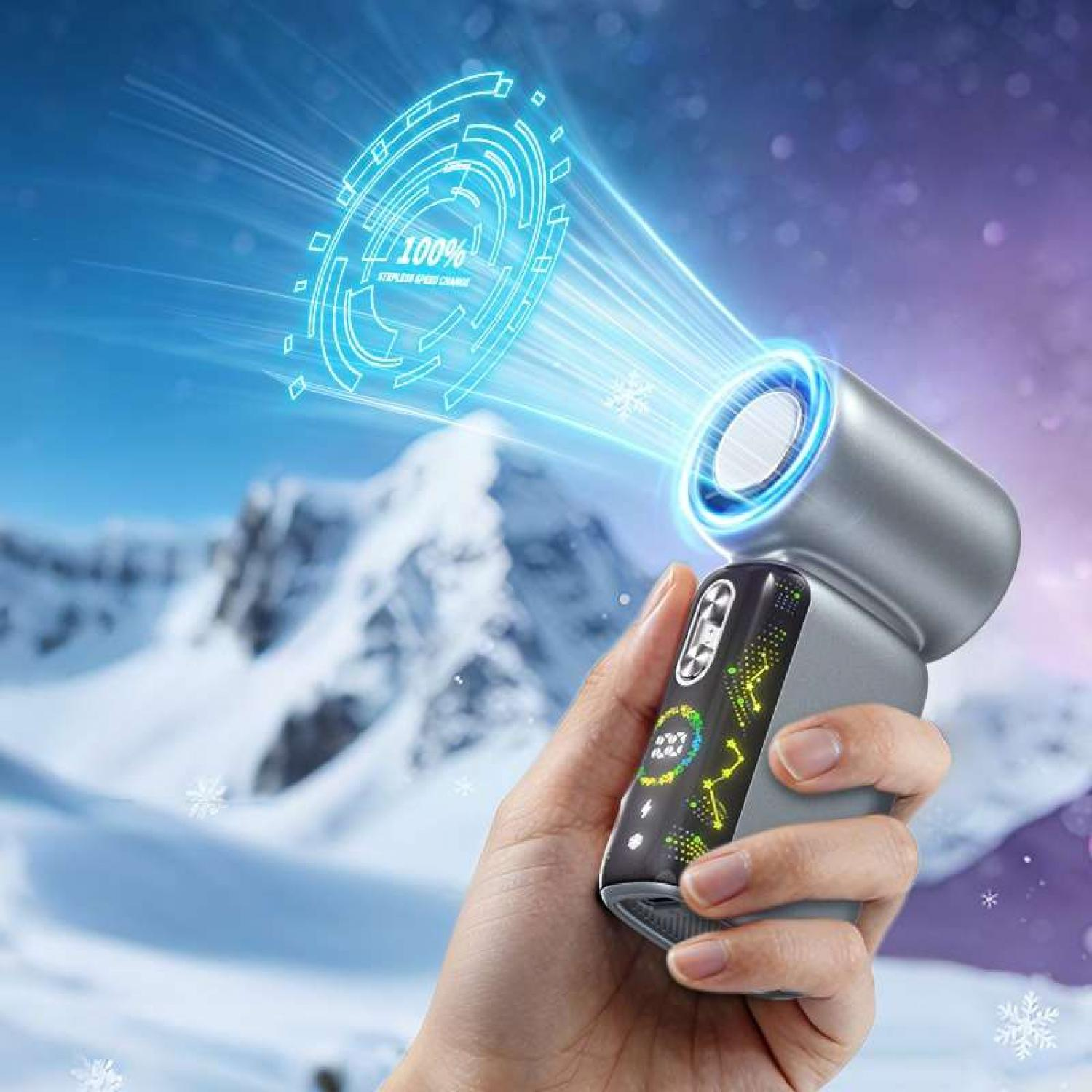 Eine Hand hält ein silbernes Gerät mit einem digitalen Display vor einer verschneiten Berglandschaft.