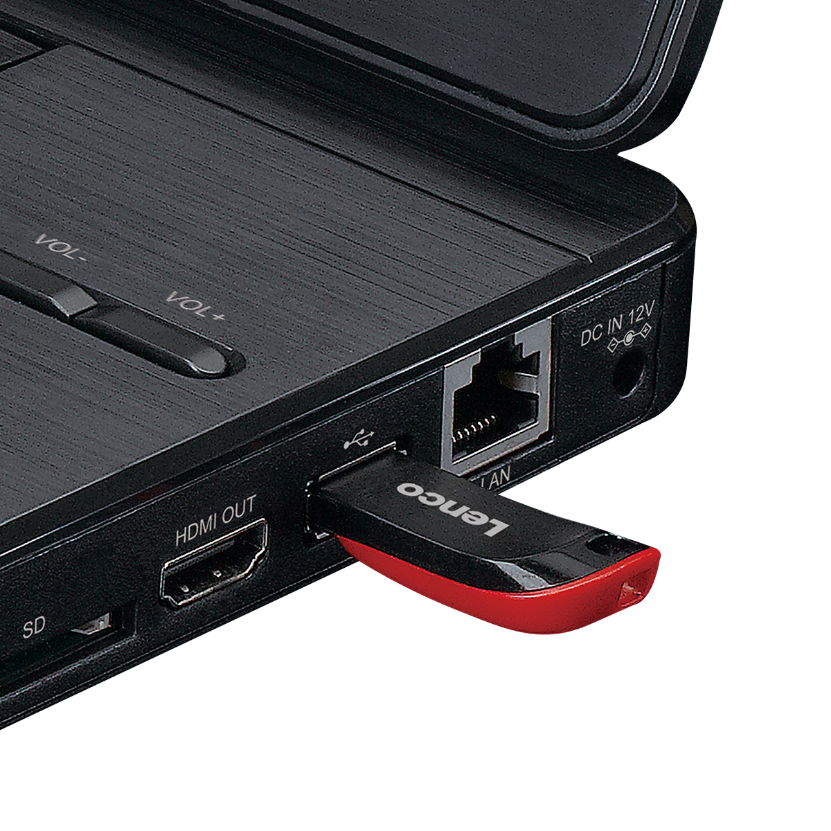 Czerwony i czarny pendrive USB jest podłączony do czarnego urządzenia.