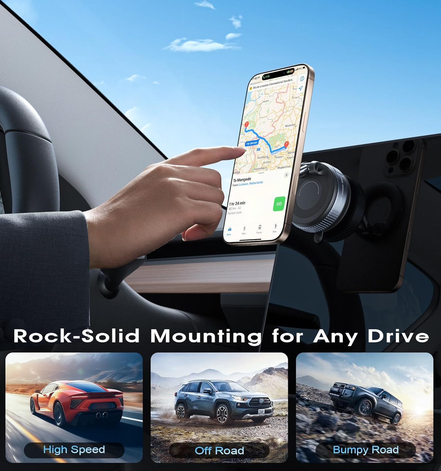 Ein Finger tippt auf ein Smartphone mit Navigations-App, das an einem Auto montiert ist.