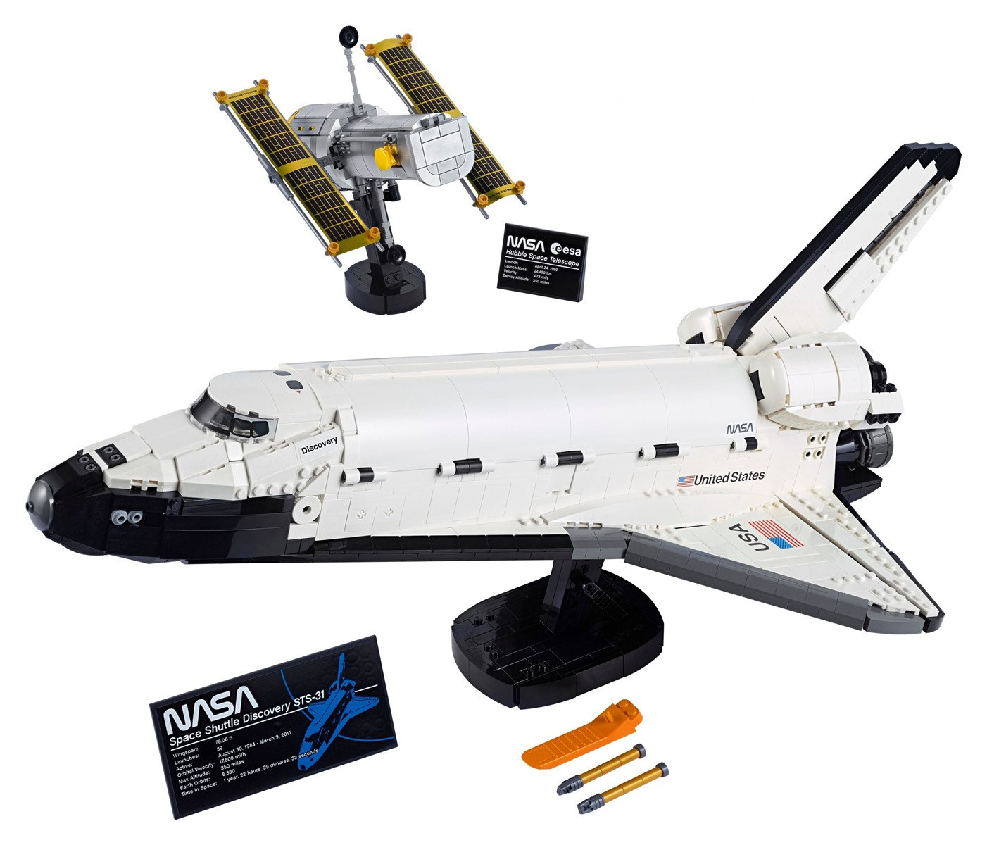 Ein LEGO-Modell des Space Shuttle Discovery und des Hubble-Weltraumteleskops, mit einem Informationsschild.