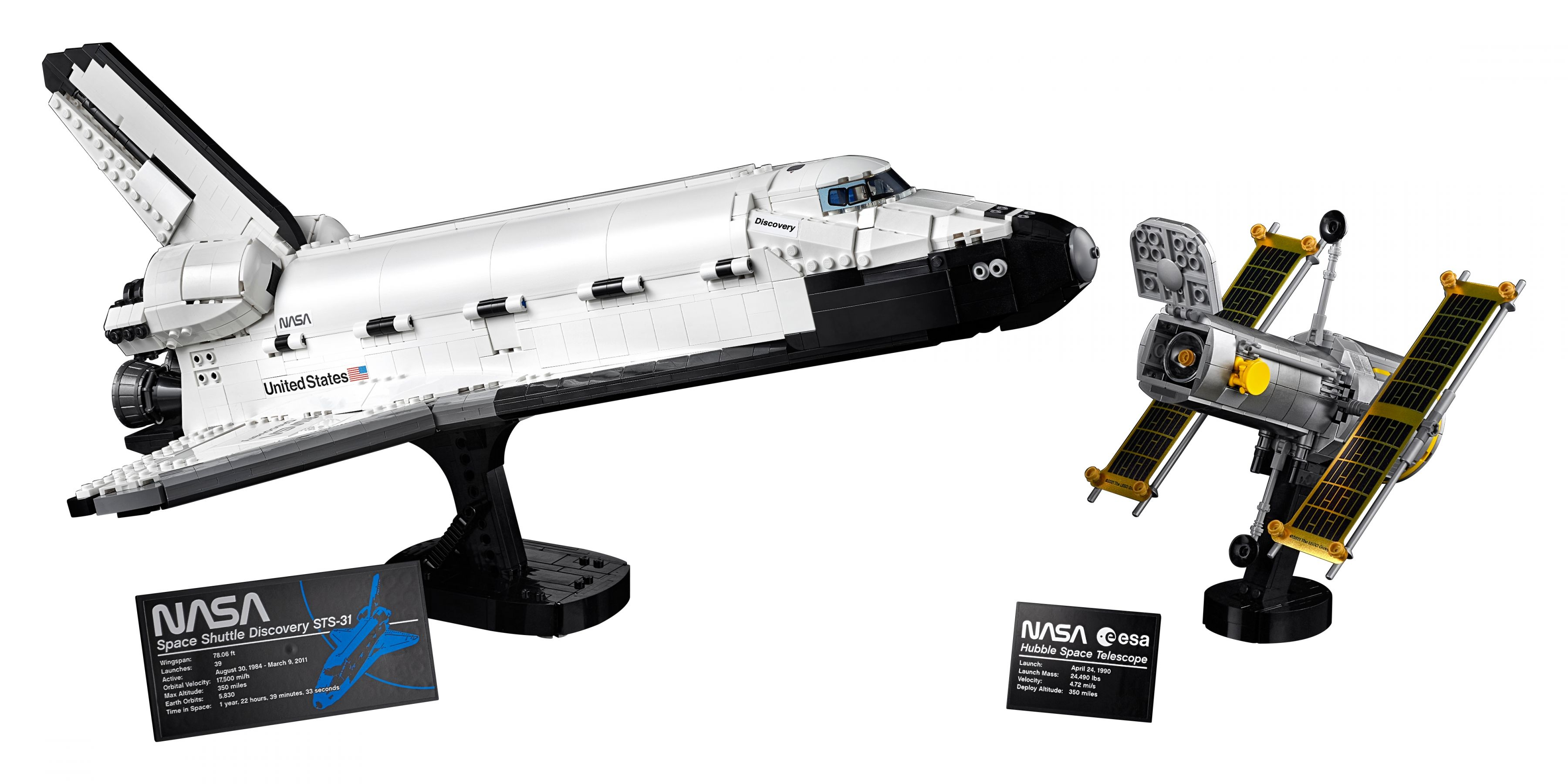 Ein Lego-Modell des Space Shuttle Discovery und des Hubble-Teleskops auf einem weißen Hintergrund.