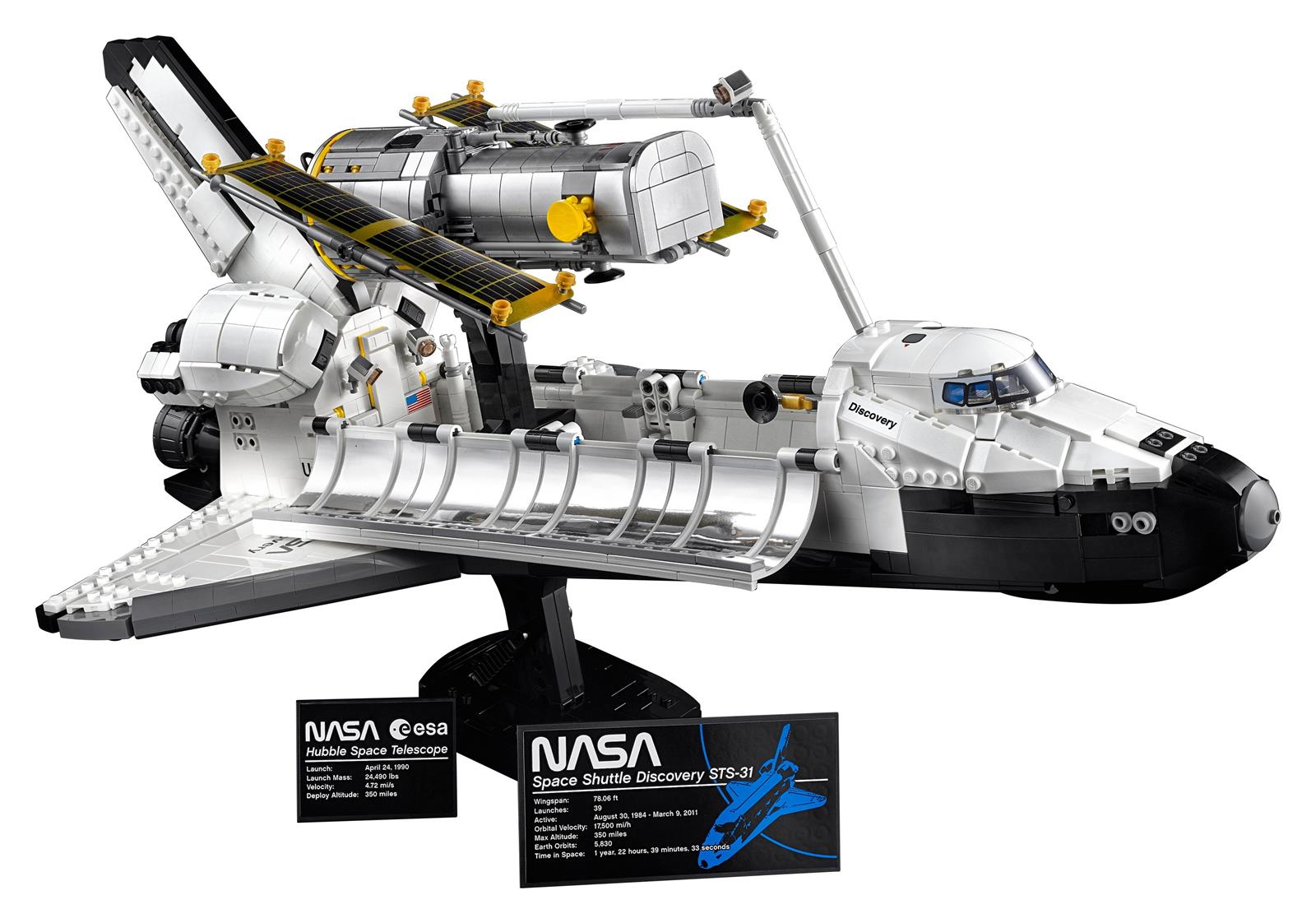 Ein Lego-Modell des Space Shuttle Discovery mit Hubble-Teleskop auf einem Ständer.