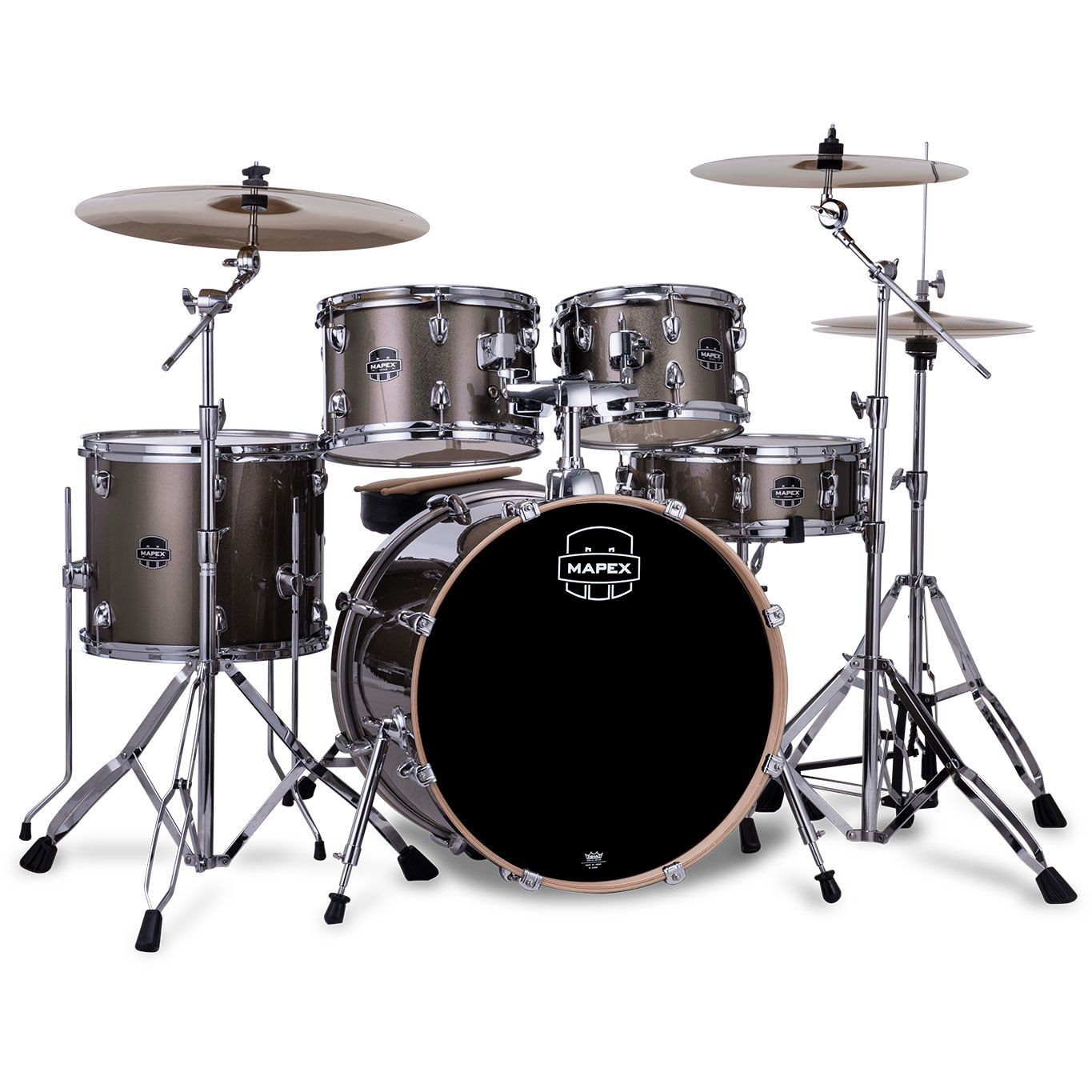 Krom donanıma sahip, simli gri kaplamalı, siyah bas davullu Mapex bateri seti.