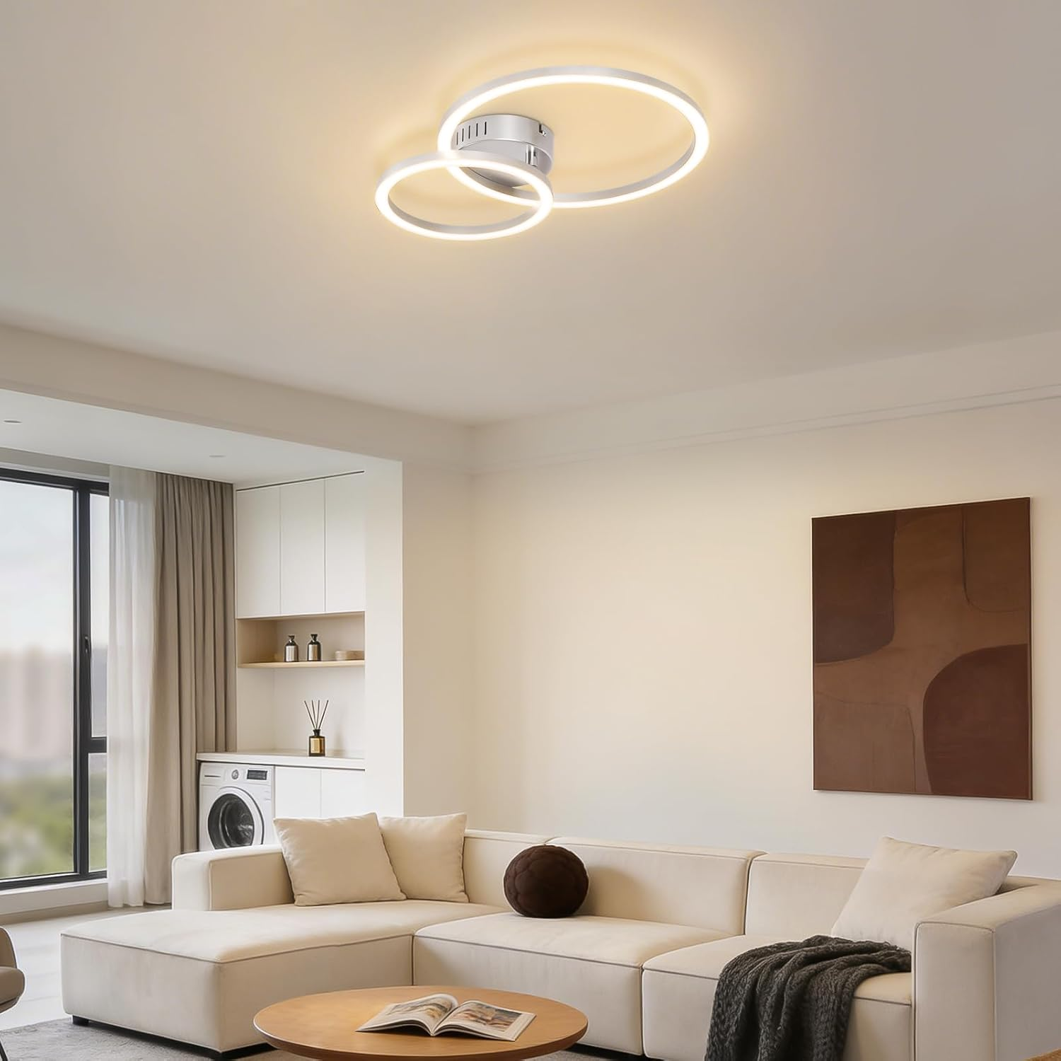 Un soggiorno moderno con divano angolare bianco, tavolino e lampada da soffitto.