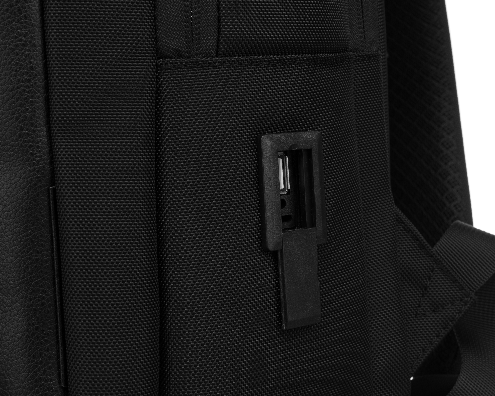 Zbliżenie czarnego plecaka z portem USB i skórzanym detalem.