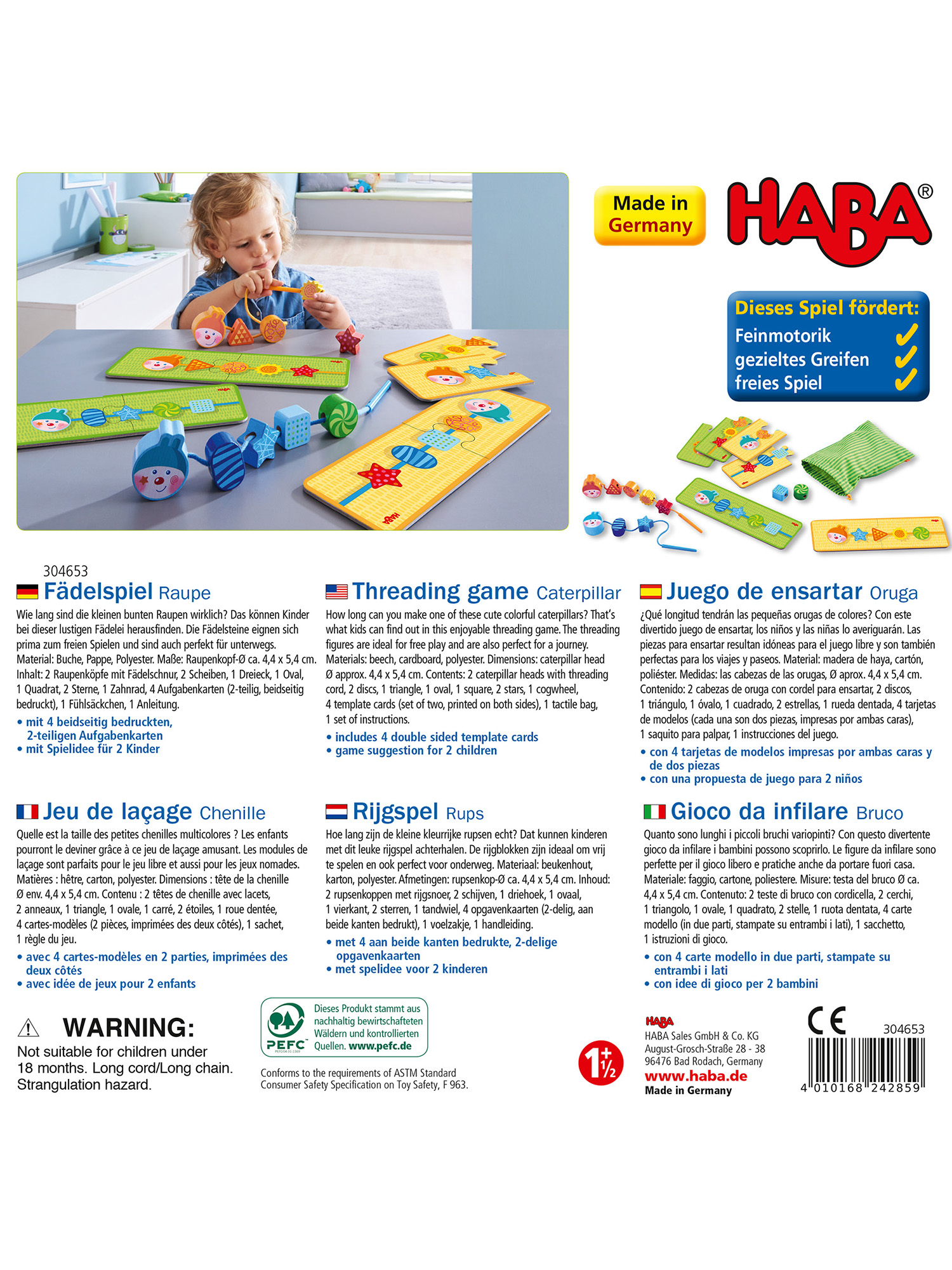 Ein Kind fädelt bunte Holzfiguren auf eine Schnur, daneben liegen weitere Spielteile.