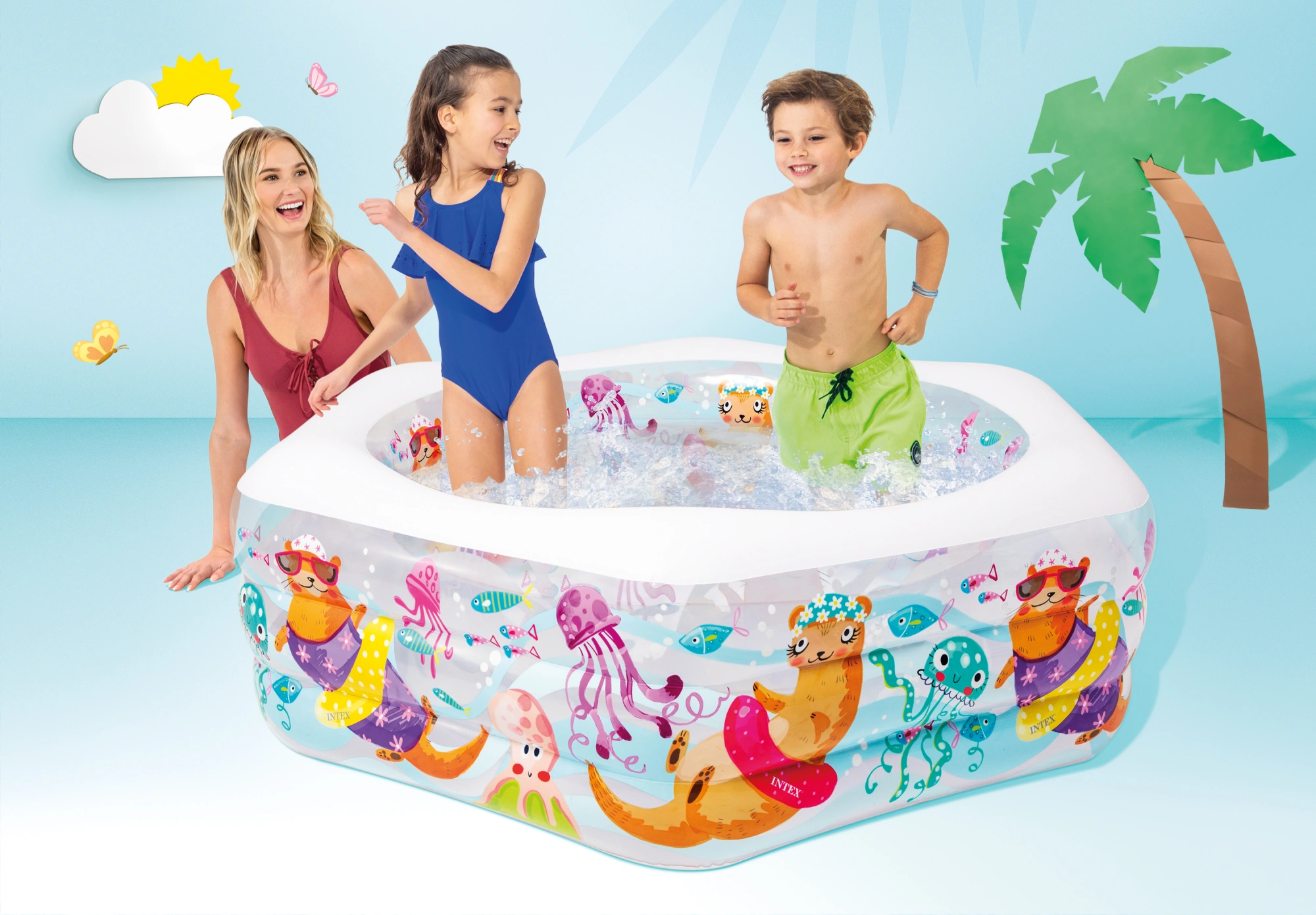 Una donna e due bambini sguazzano in una piscina gonfiabile con grafiche subacquee.