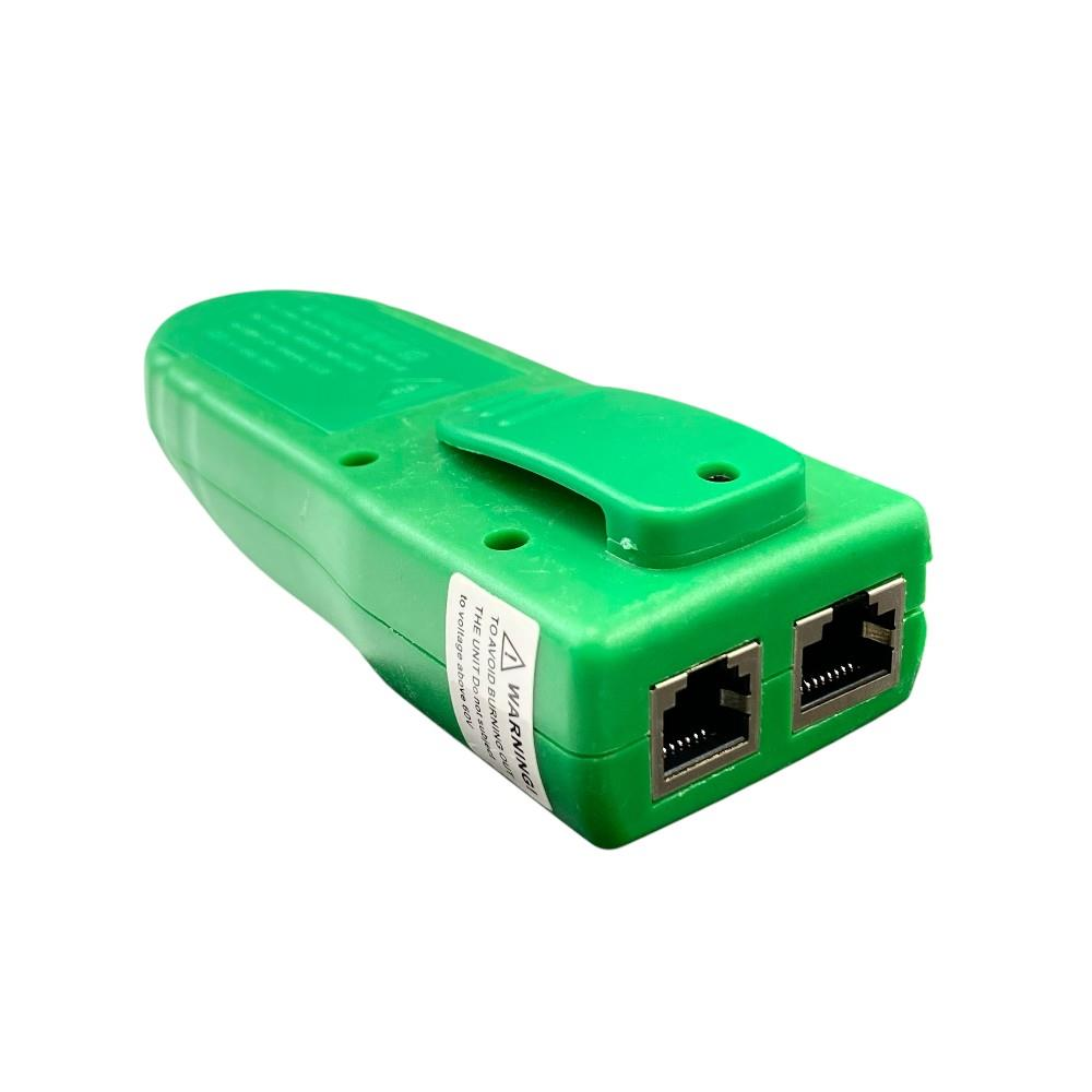 İki RJ45 bağlantı noktasına ve uyarı etiketine sahip yeşil ağ kablosu test cihazı.