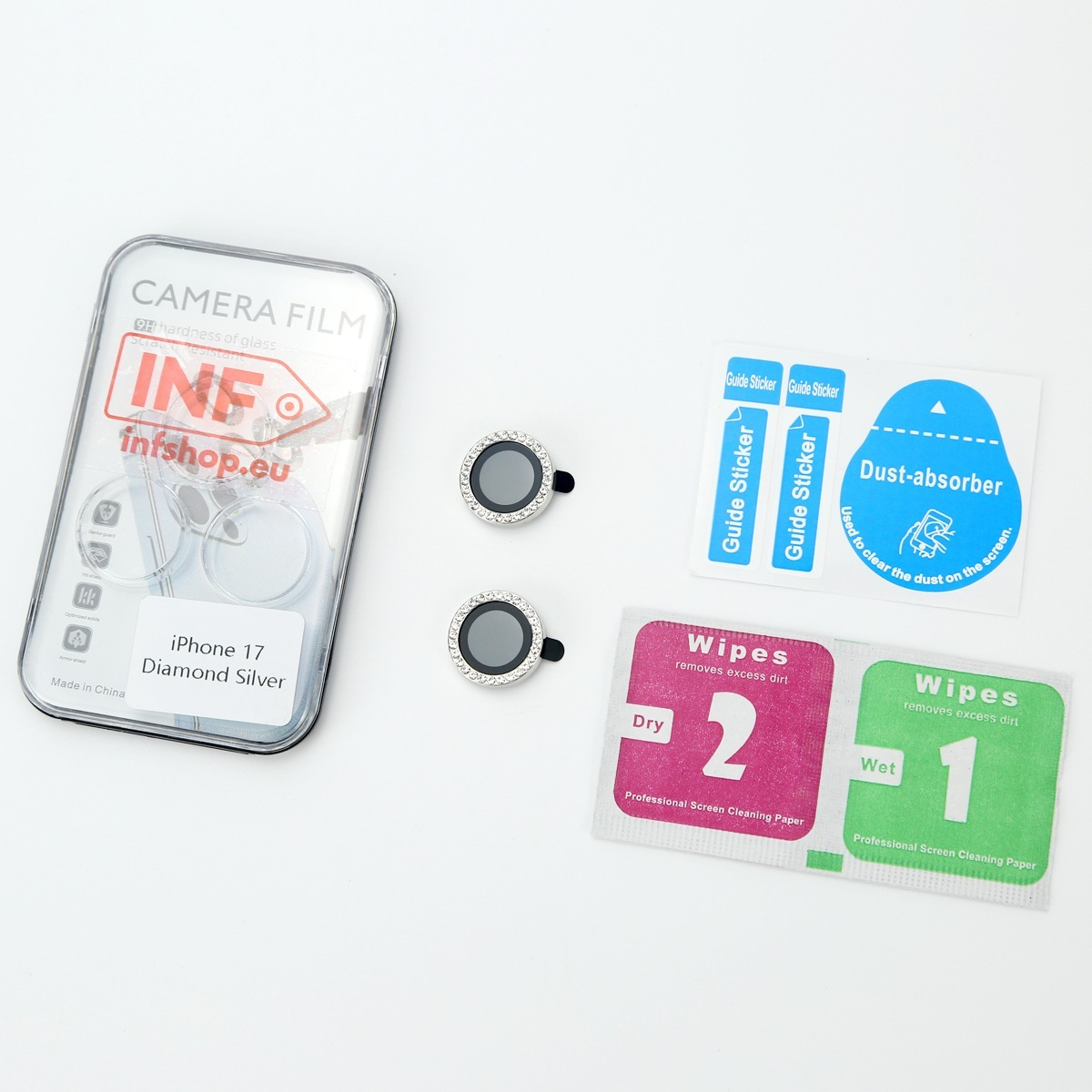 Protezione lente fotocamera iPhone 17 con accessori come salviette e adesivi.