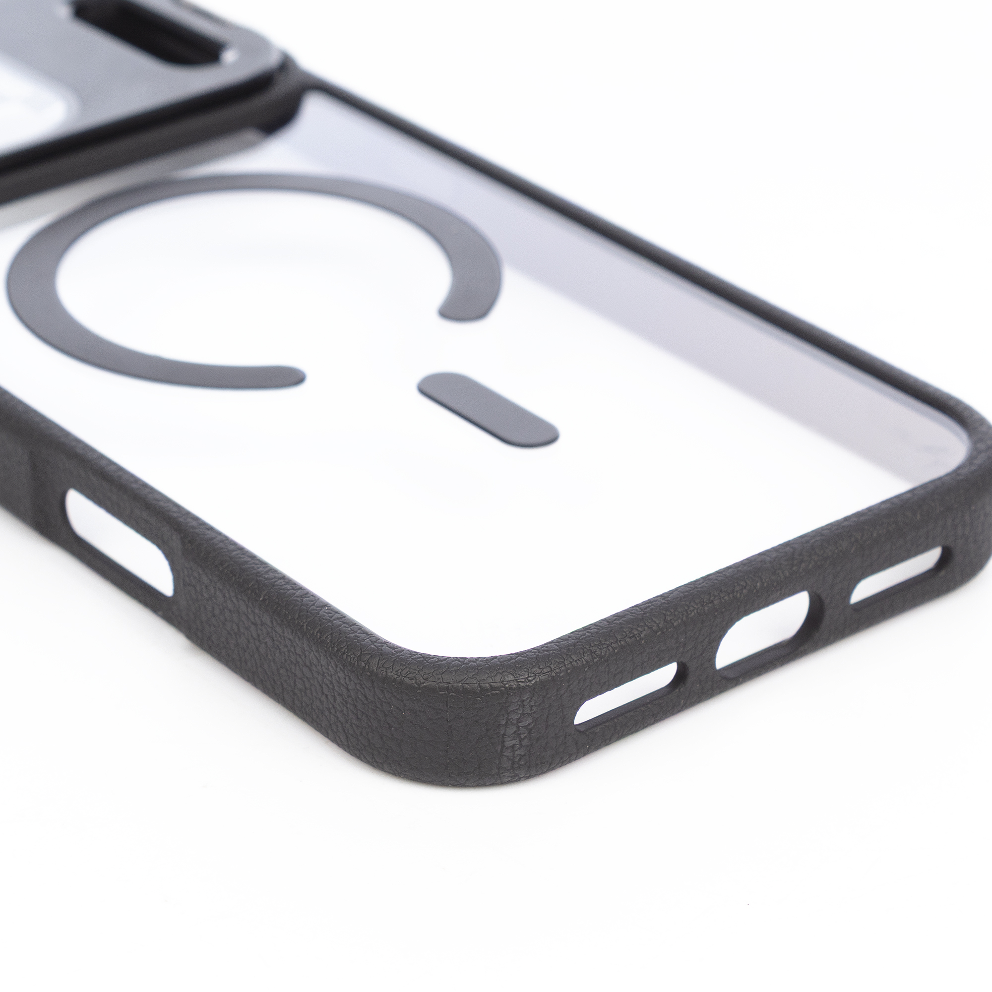 Una custodia nera per telefono con anello magnetico su sfondo bianco.