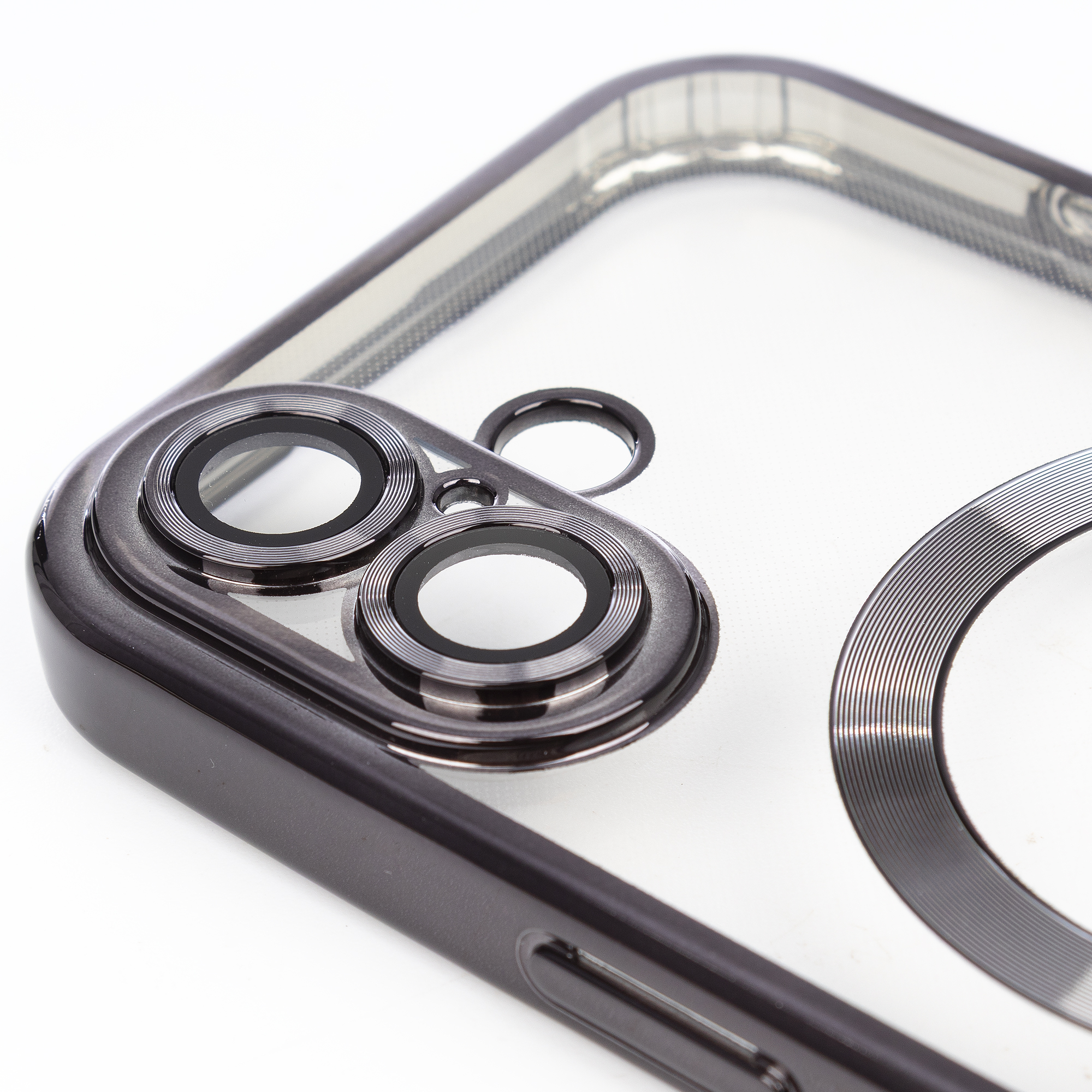 Primo piano di una cover scura per smartphone con tre obiettivi e un anello.