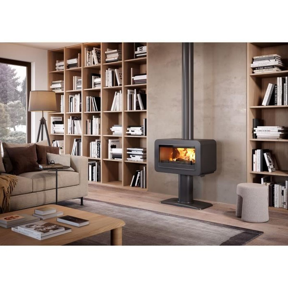Ein Wohnzimmer mit Kamin, Sofa, Couchtisch und Bücherregalen.