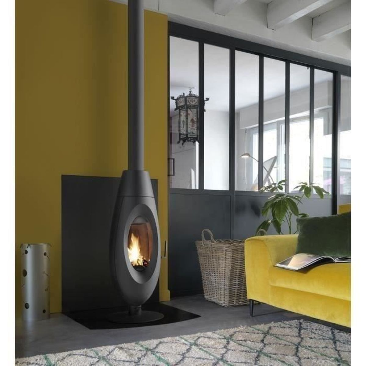 Modernes Wohnzimmer mit schwarzem Ofen, gelbem Sofa, Korb und Teppich.