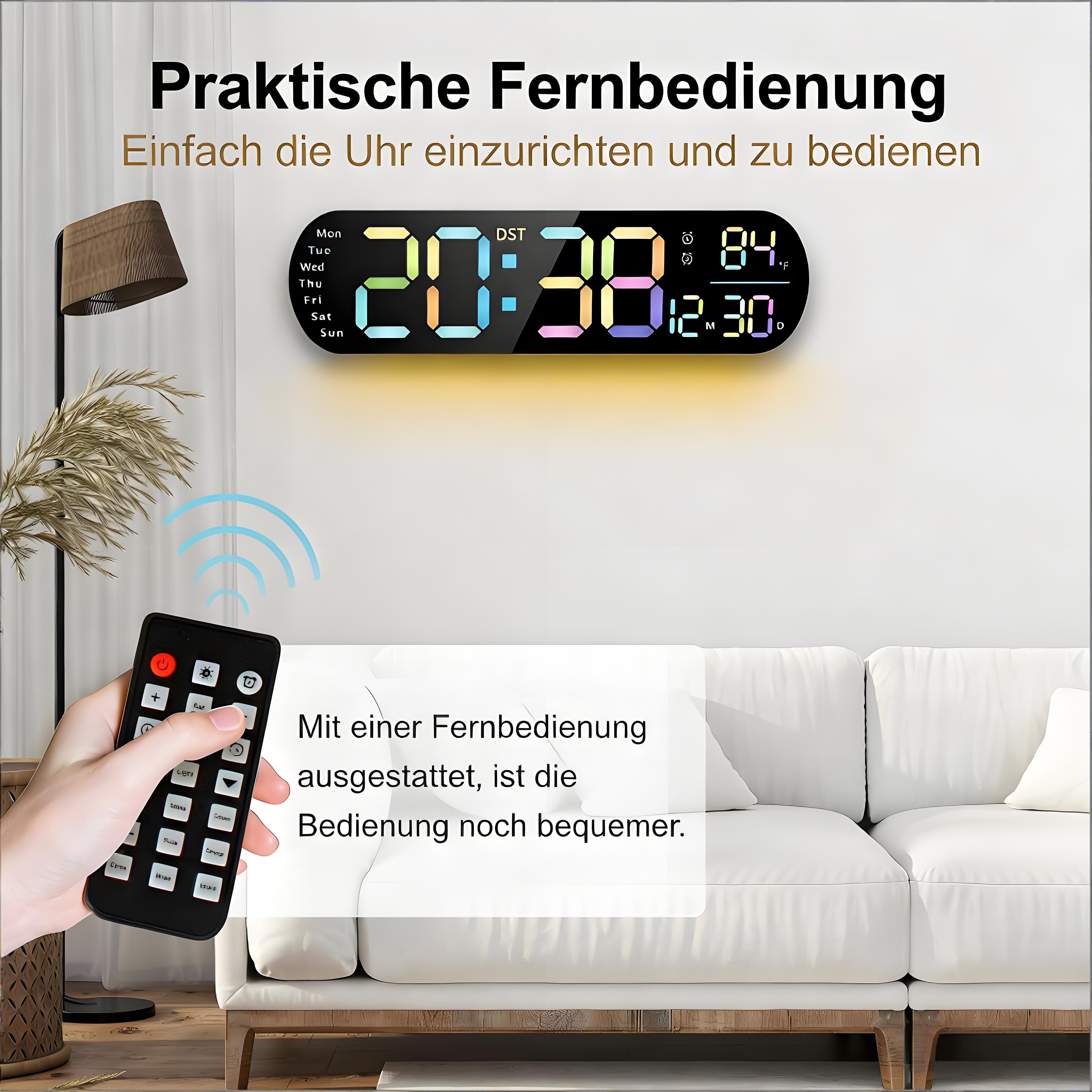 Eine Hand hält eine Fernbedienung vor einer Wand mit einer digitalen Uhr und einem Sofa.