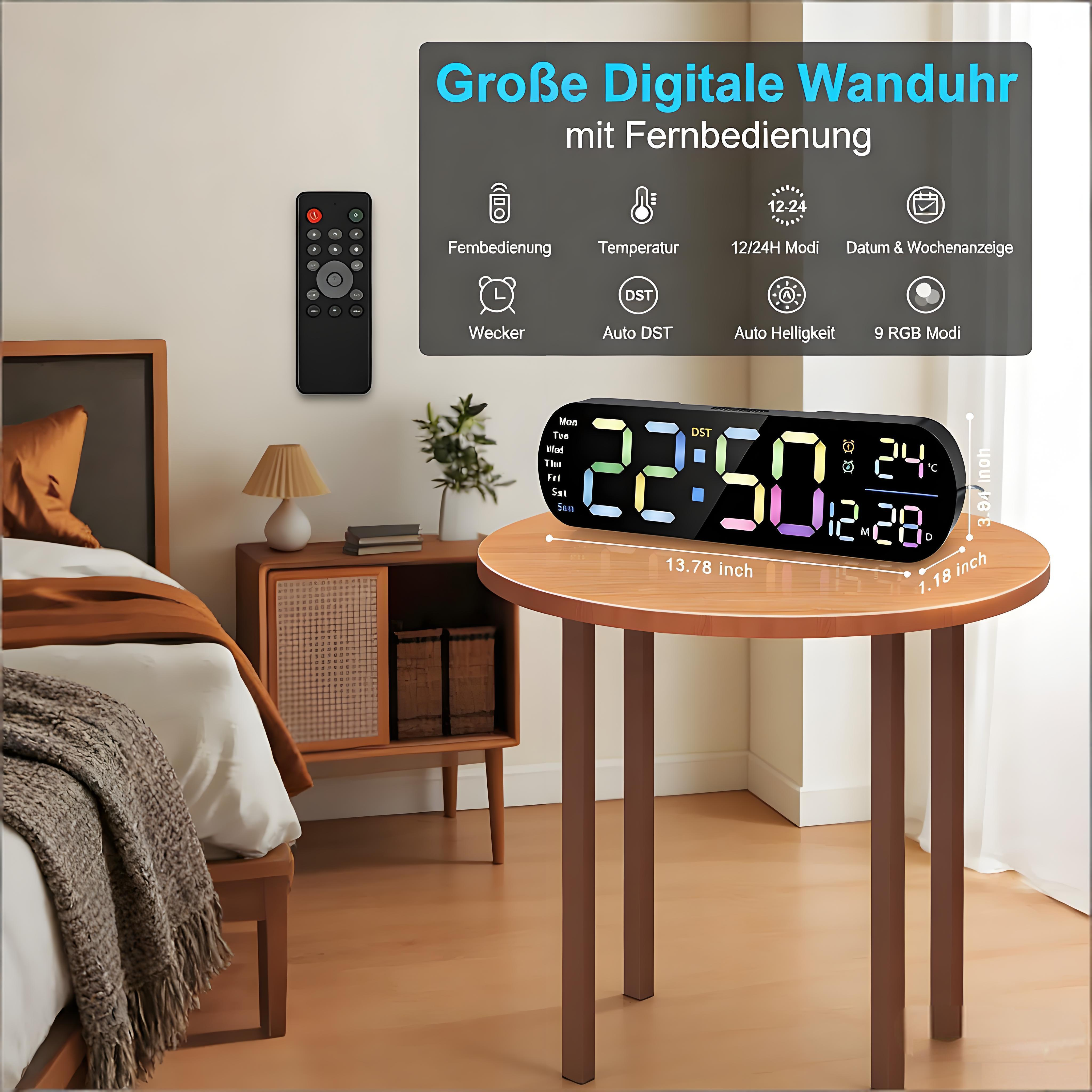 Eine digitale Wanduhr auf einem Tisch zeigt Zeit, Datum und Temperatur an.
