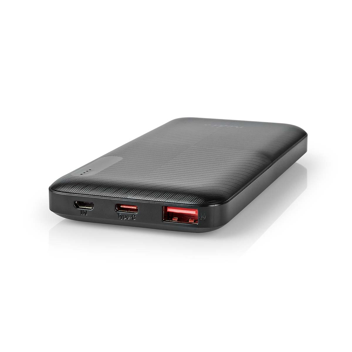 Schwarzes Powerbank mit gerippter Oberseite und drei Anschlüssen.