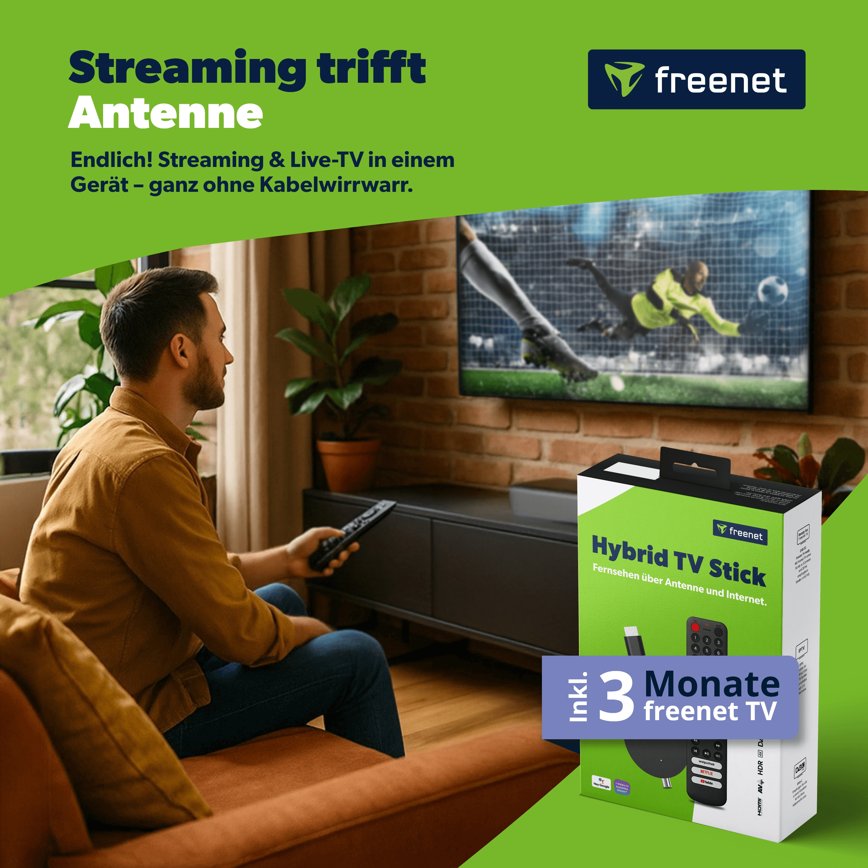 Mann sitzt auf Sofa, schaut Fußball, Produktbox mit Stick und Fernbedienung.