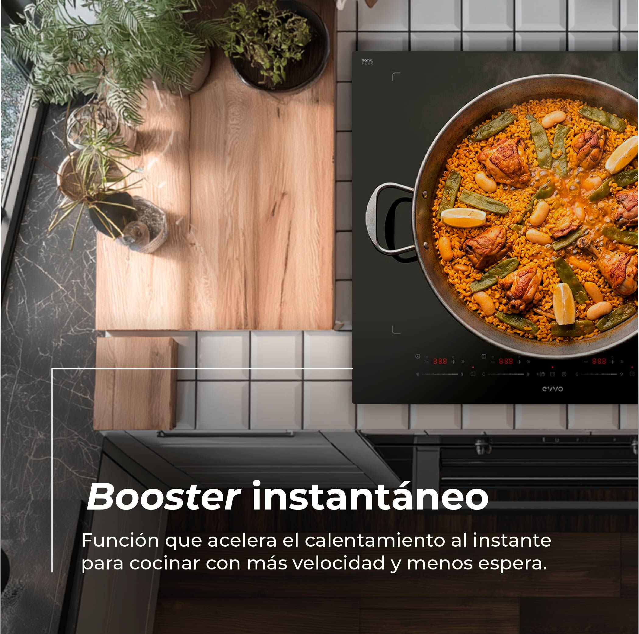 Un plato de paella con pollo y verduras en una placa de inducción.