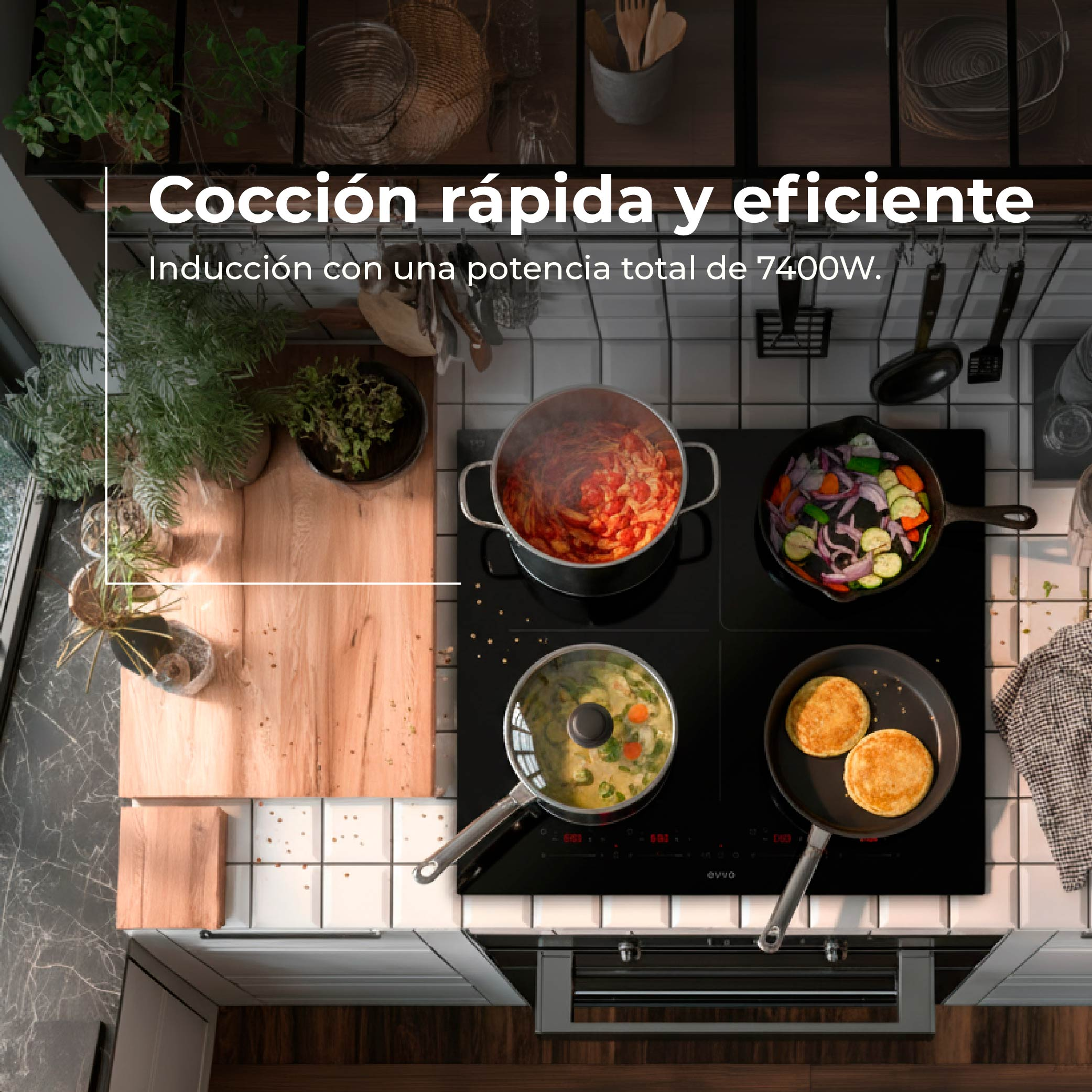 Una placa de inducción con cuatro zonas de cocción, con ollas y sartenes con comida.