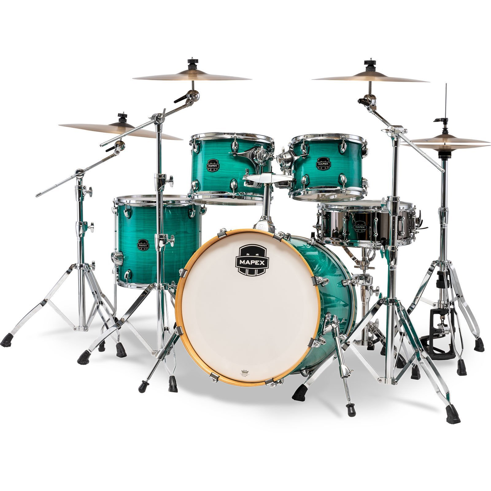 Bas davulunda Mapex logosu bulunan turkuaz bir bateri seti.