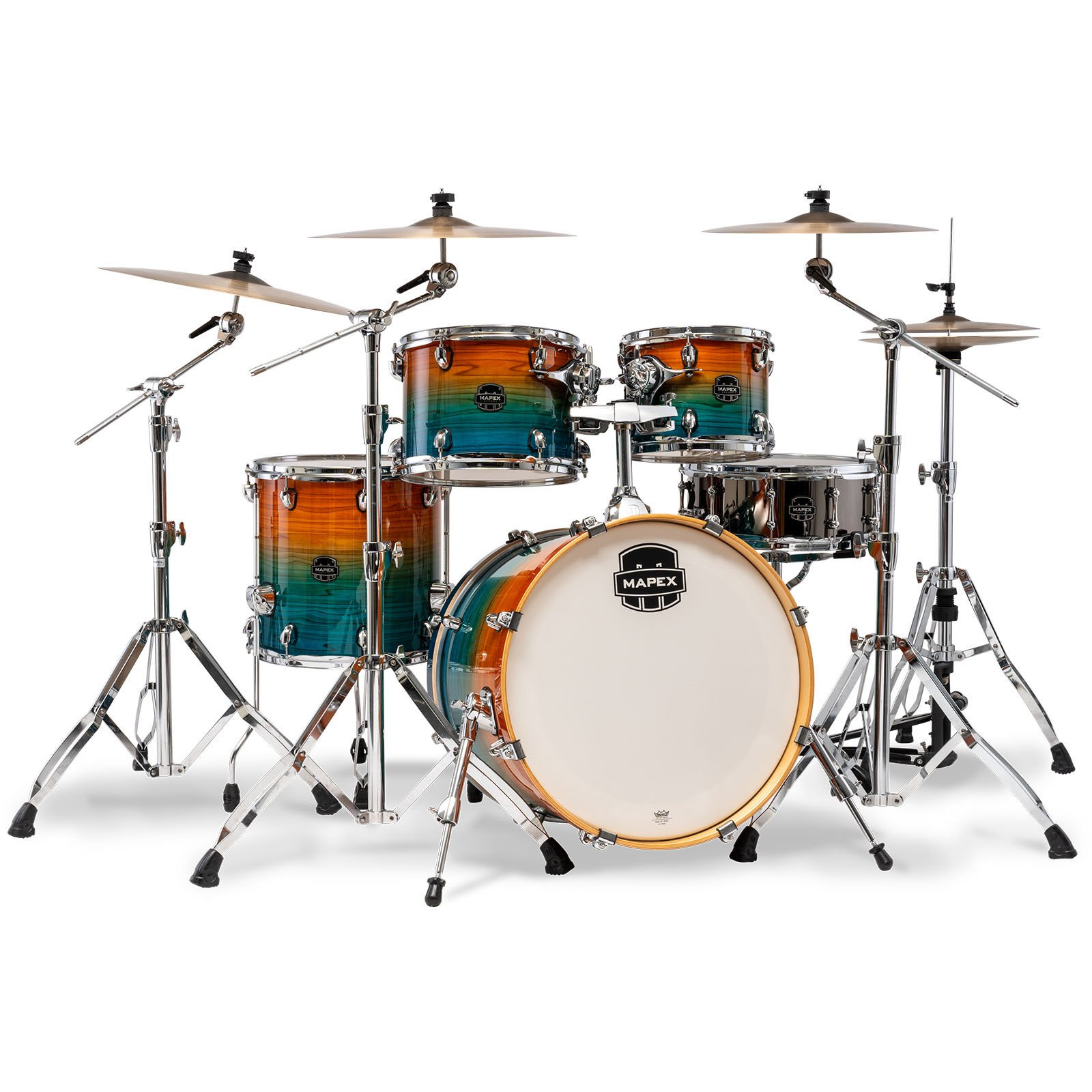 Beyaz arka plan üzerinde gün batımı gradyan bitişli Mapex davul seti.