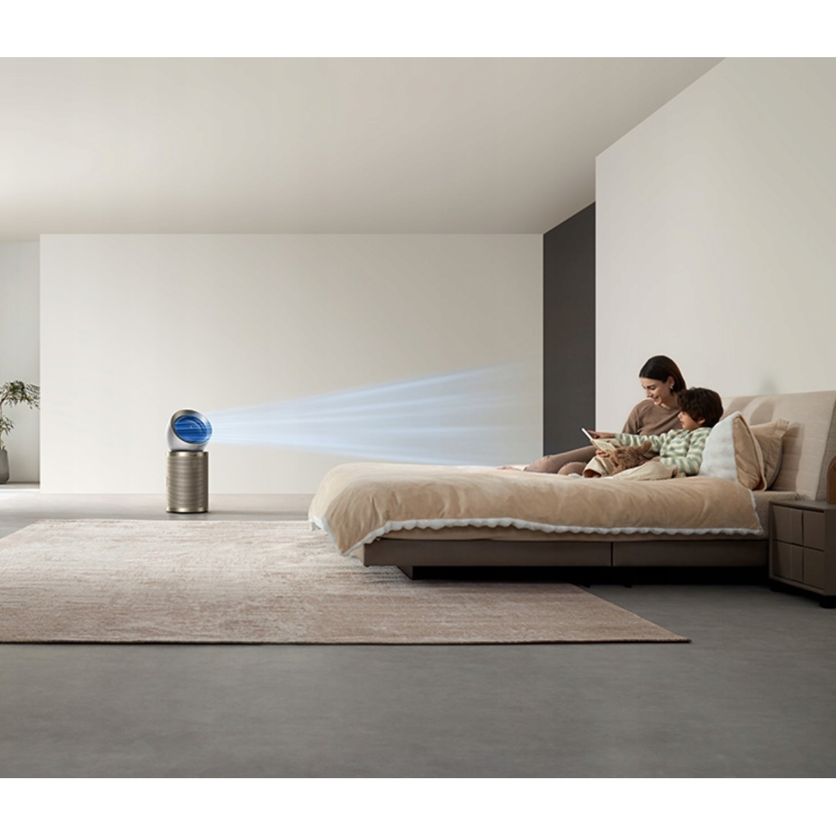 Eine Frau und ein Kind auf einem Bett beobachten einen futuristischen Luftreiniger, der blaue Luftströme ausstößt.