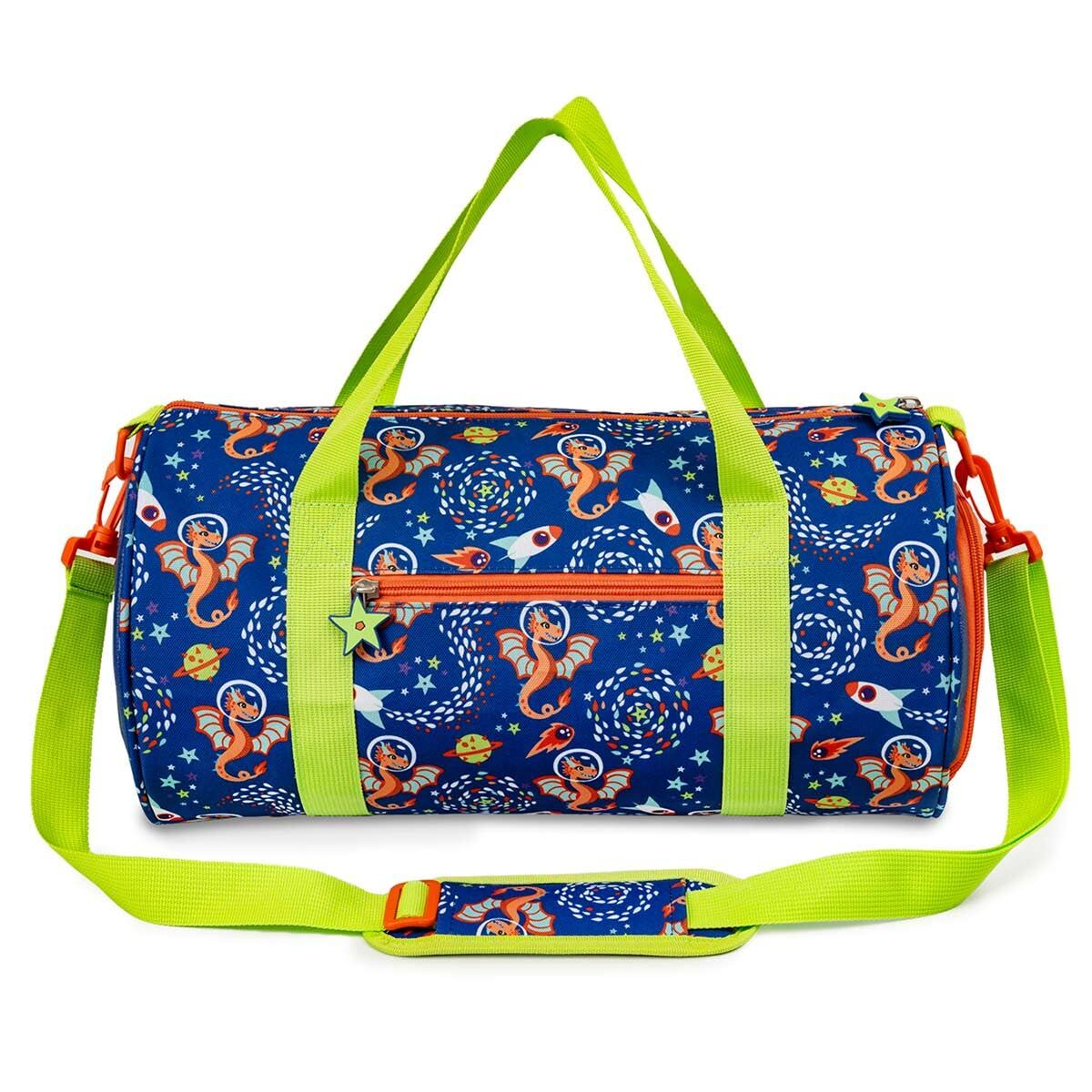 Una bolsa de lona azul con dragones, cohetes y planetas temáticos del espacio.
