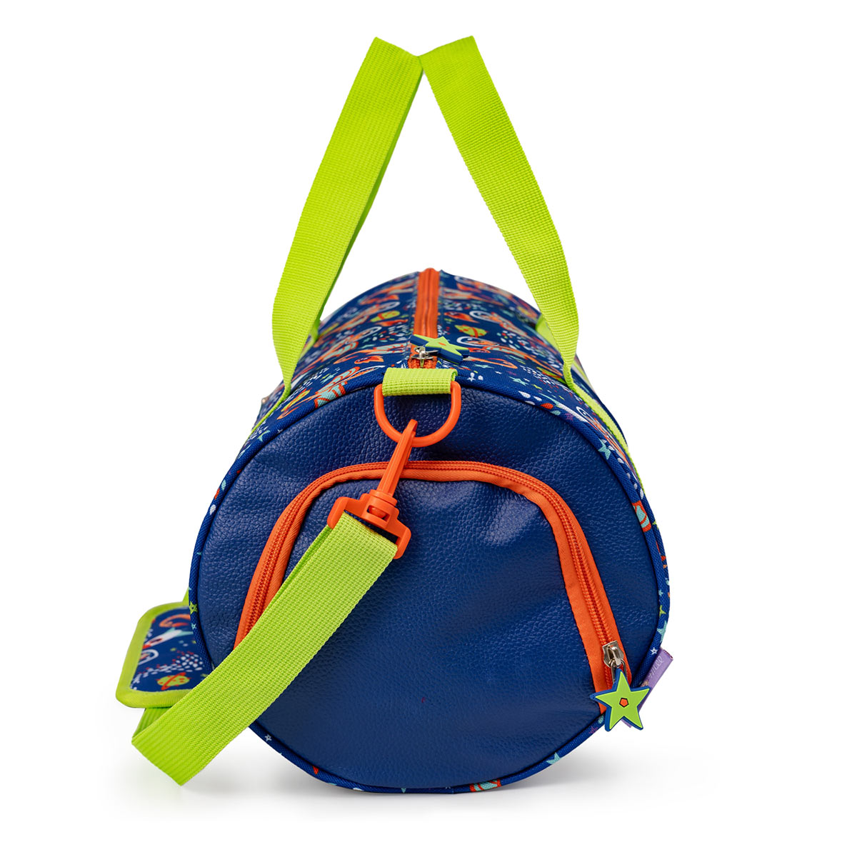 Un bolso de lona redondo, azul marino, con gráficos coloridos y correas verde neón.