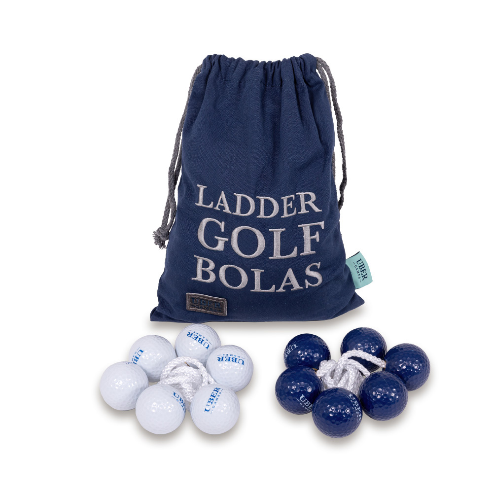Ein blauer Stoffbeutel mit der Aufschrift LADDER GOLF BOLAS, daneben weiße und blaue Golfbälle.