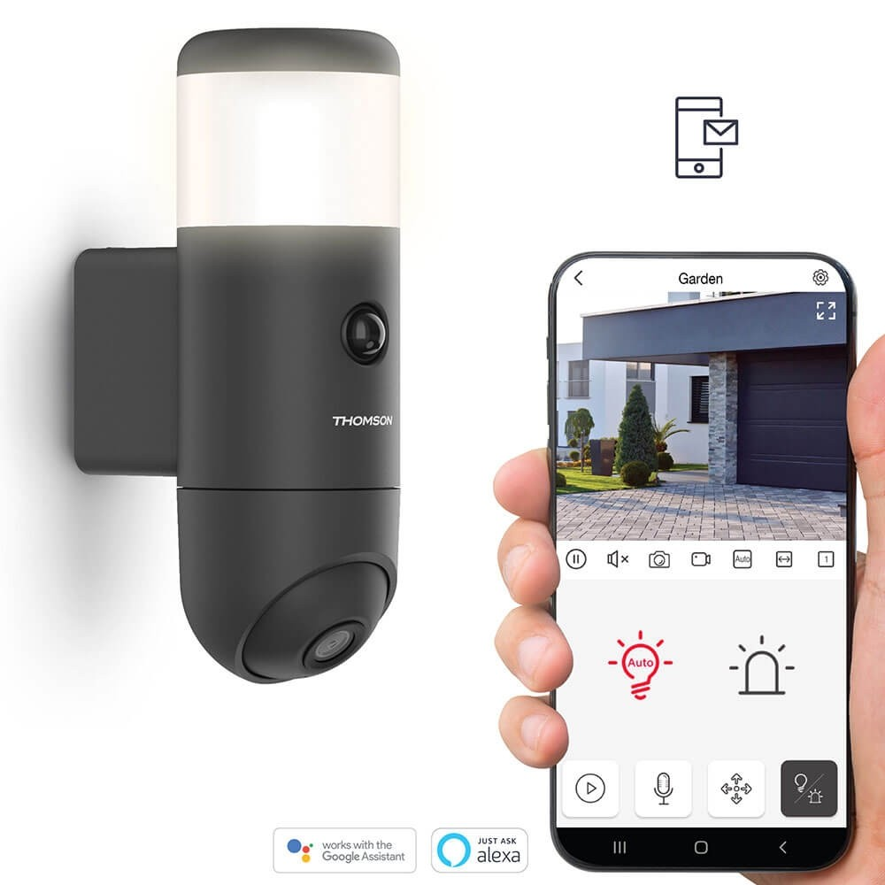Una luce per telecamera di sicurezza intelligente Thomson e uno smartphone che mostra una vista del giardino.