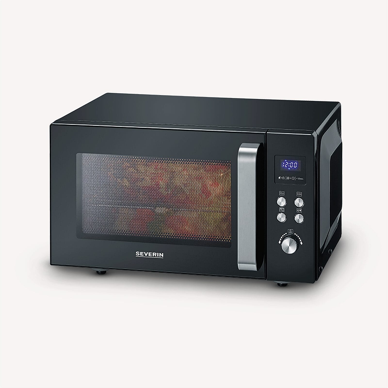 Zwarte magnetron met zilveren handvat en digitaal display, interieurverlichting aan.