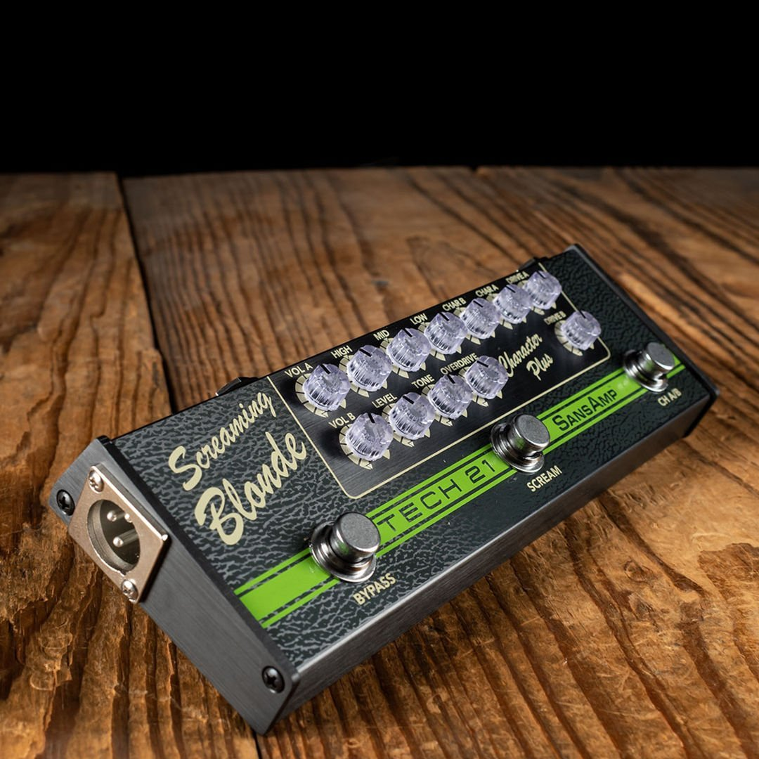 Ahşap üzerinde Tech 21 SansAmp Screaming Blonde pedalı. Düğmeler ve anahtarlar bulunur.